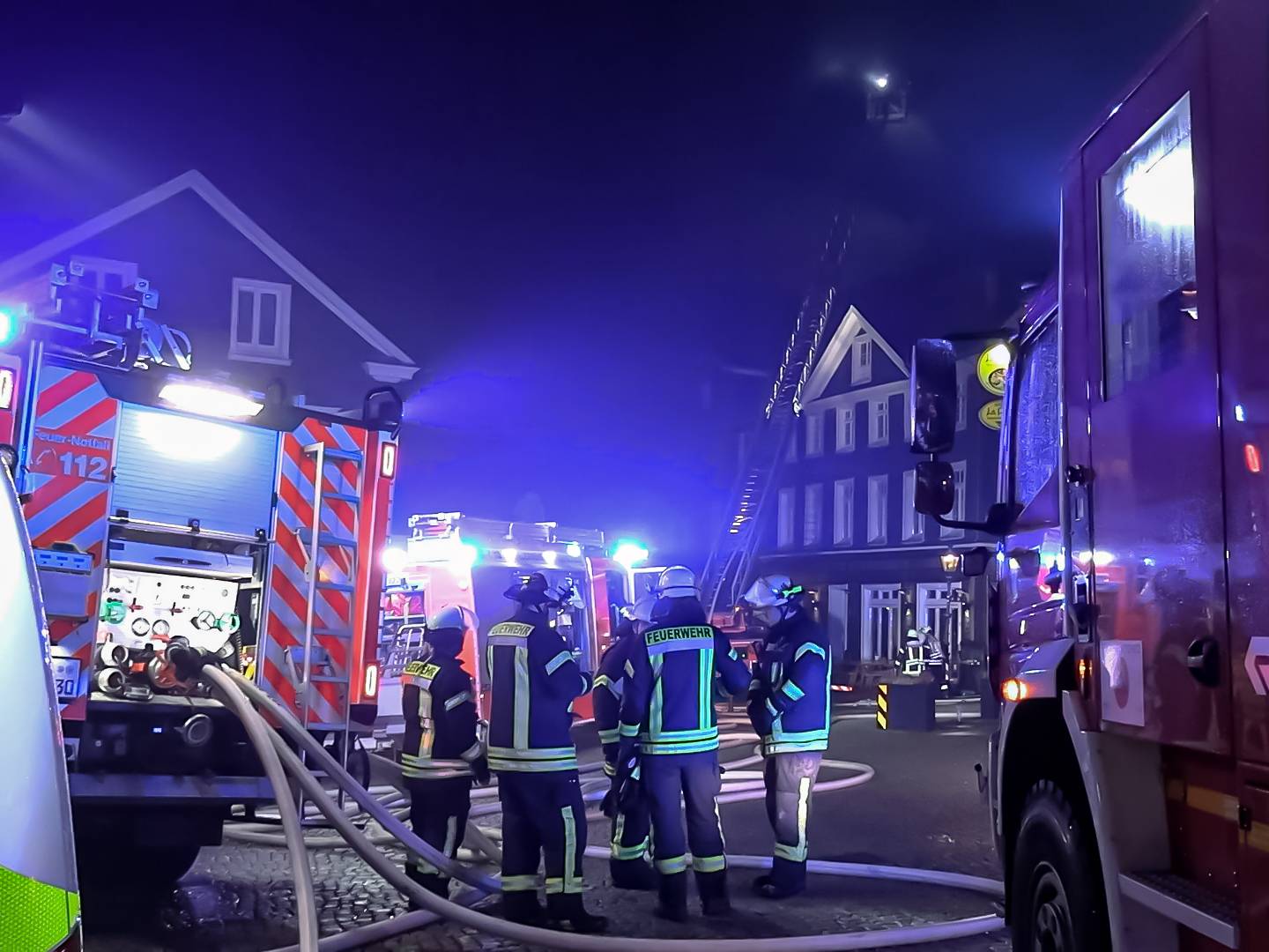 Brand in Fachwerkhaus: Mann springt aus Fenster