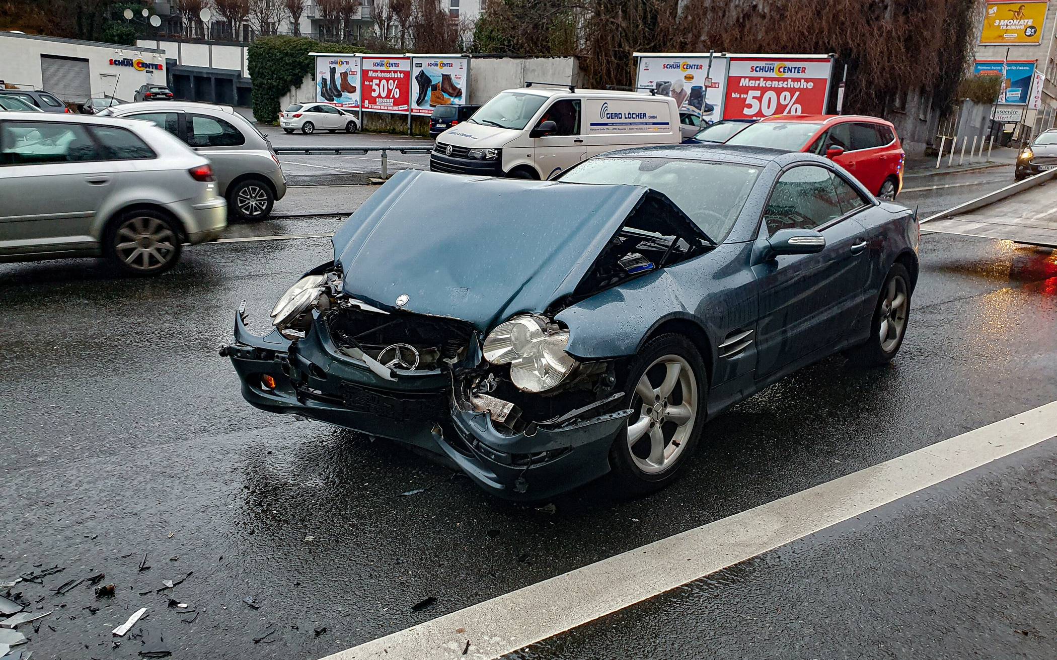 Mercedes und Audi nach Unfall angeschleppt