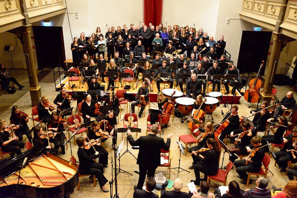 Der Uni-Chor und das Orchester.