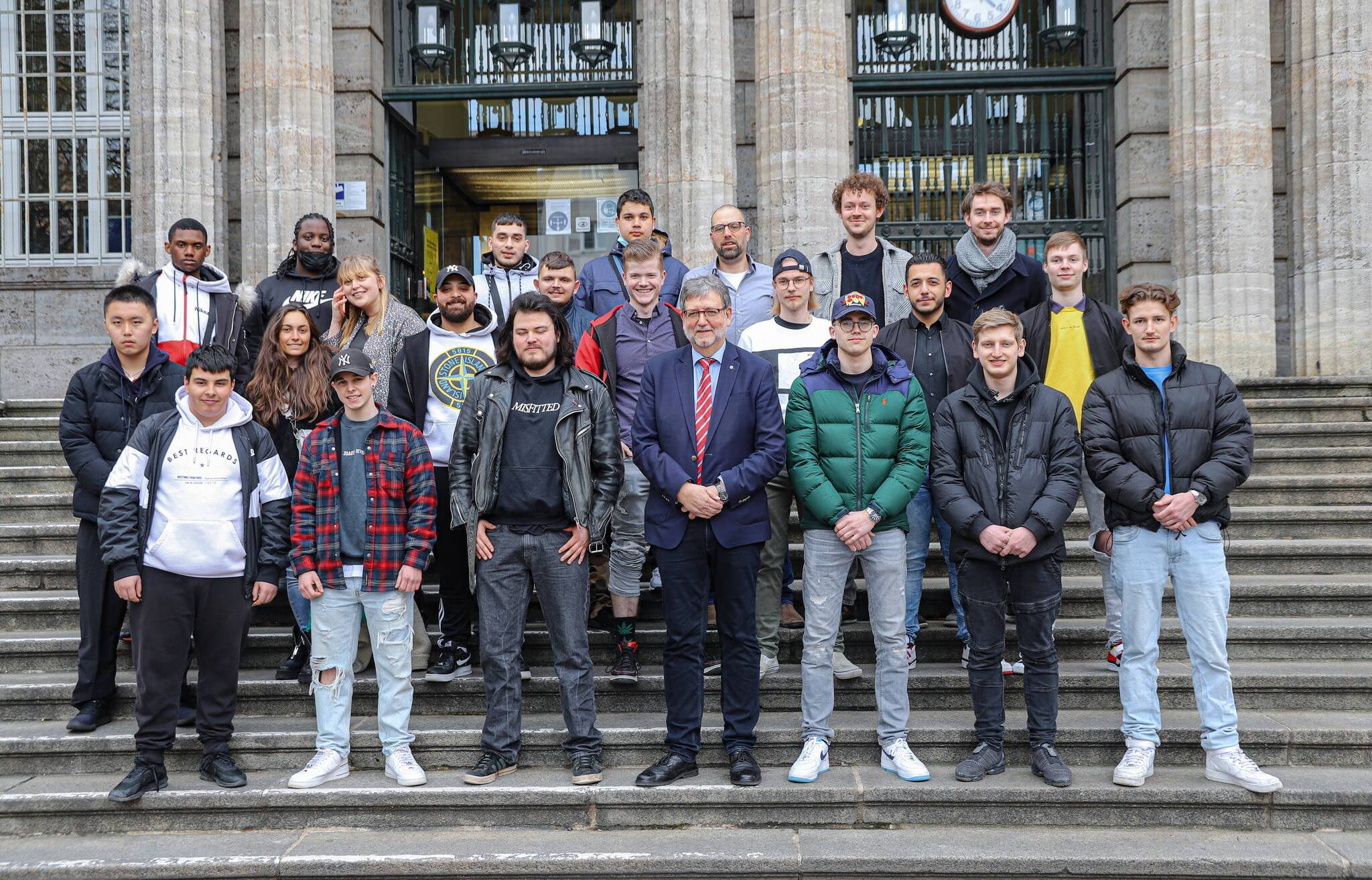  Bürgermeister Heiner Fragemann im März 2022 mit Kfz-Mechatroniker aus Frankreich und den Niederlanden auf der Treppe des Wuppertaler Rathauses. 