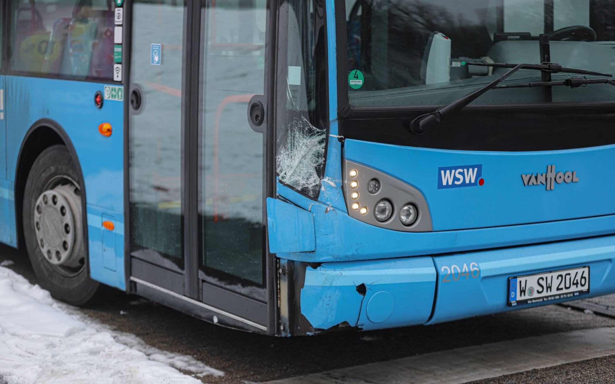 Pkw kollidiert in Wuppertal beim Ausparken mit Bus​