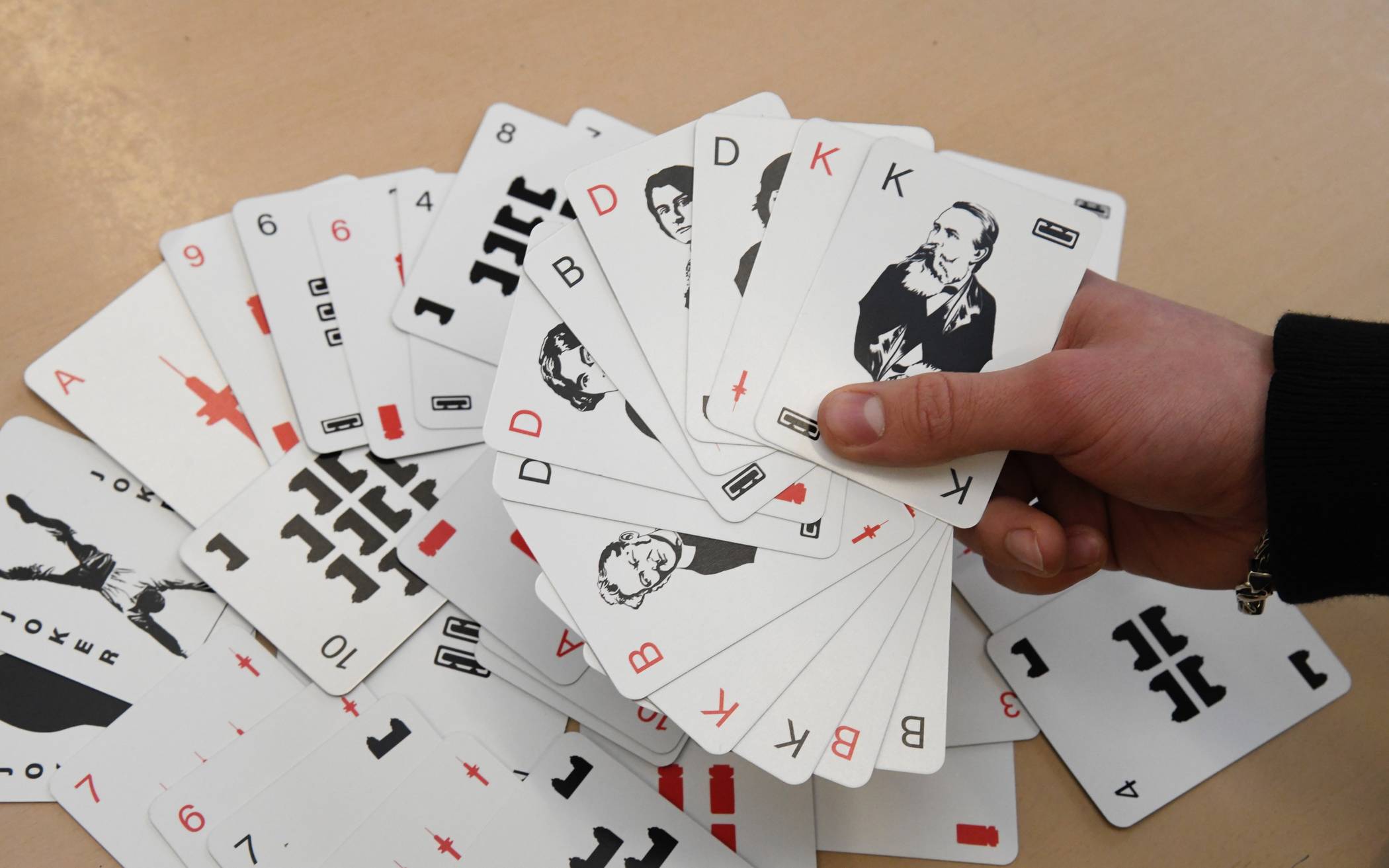  Das besondere Wuppertaler Kartenspiel wurde von einer Schülerfirma des Gymnasiums Bayreuther Straße entworfen (Archivbild). 