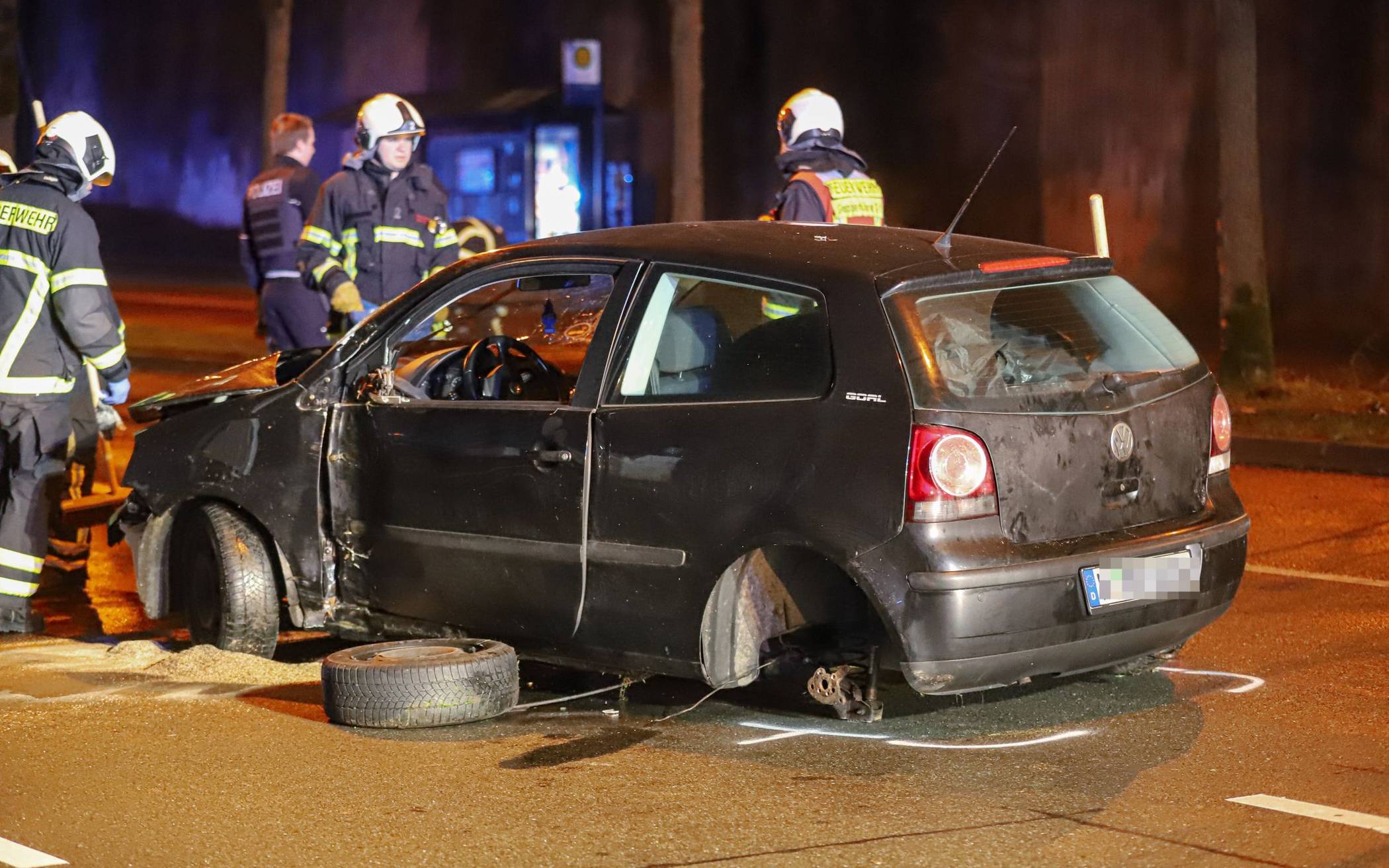 Pkw prallt in Wuppertal-Langerfeld gegen zwei Bäume​