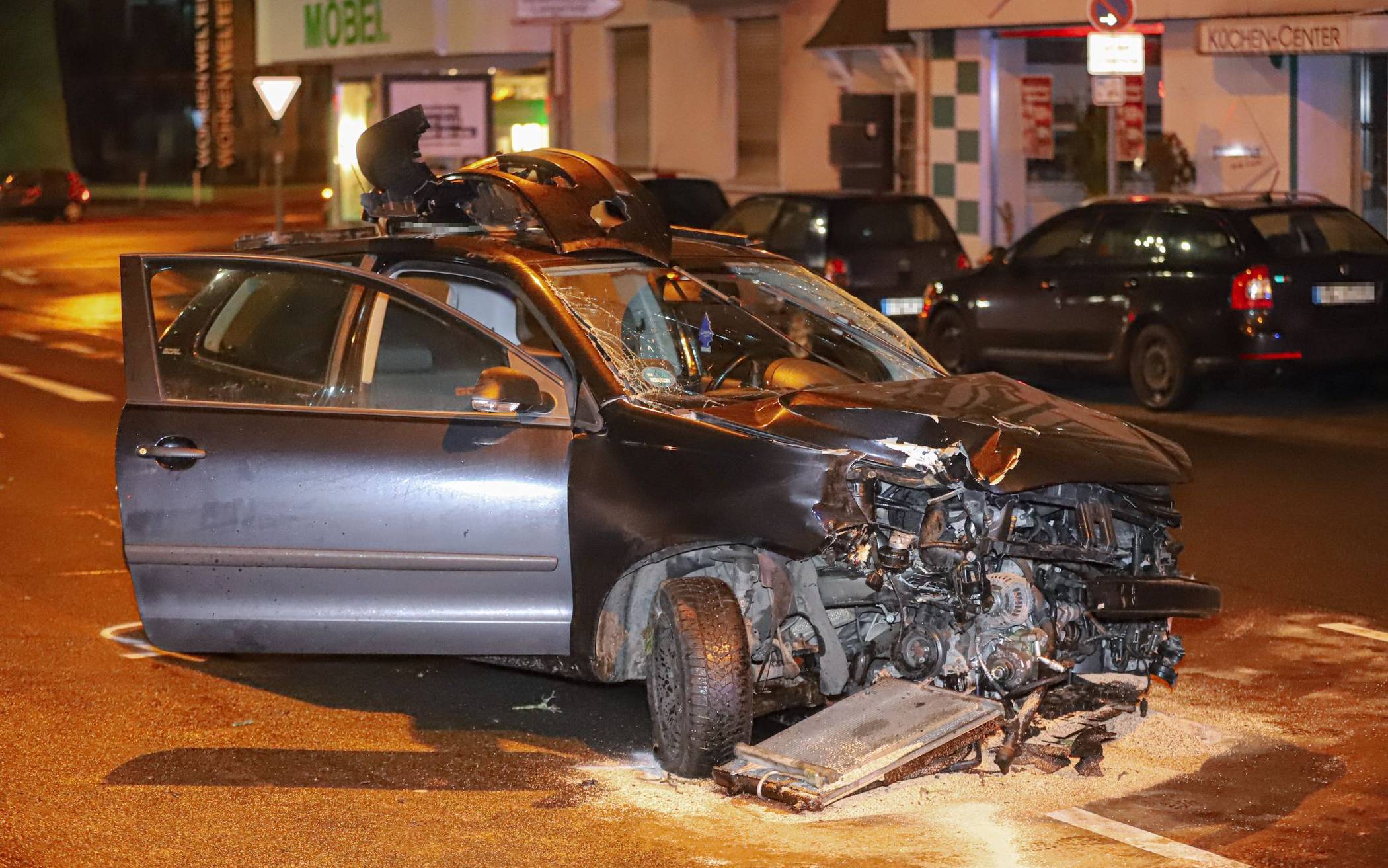 Der VW musste abgeschleppt werden.