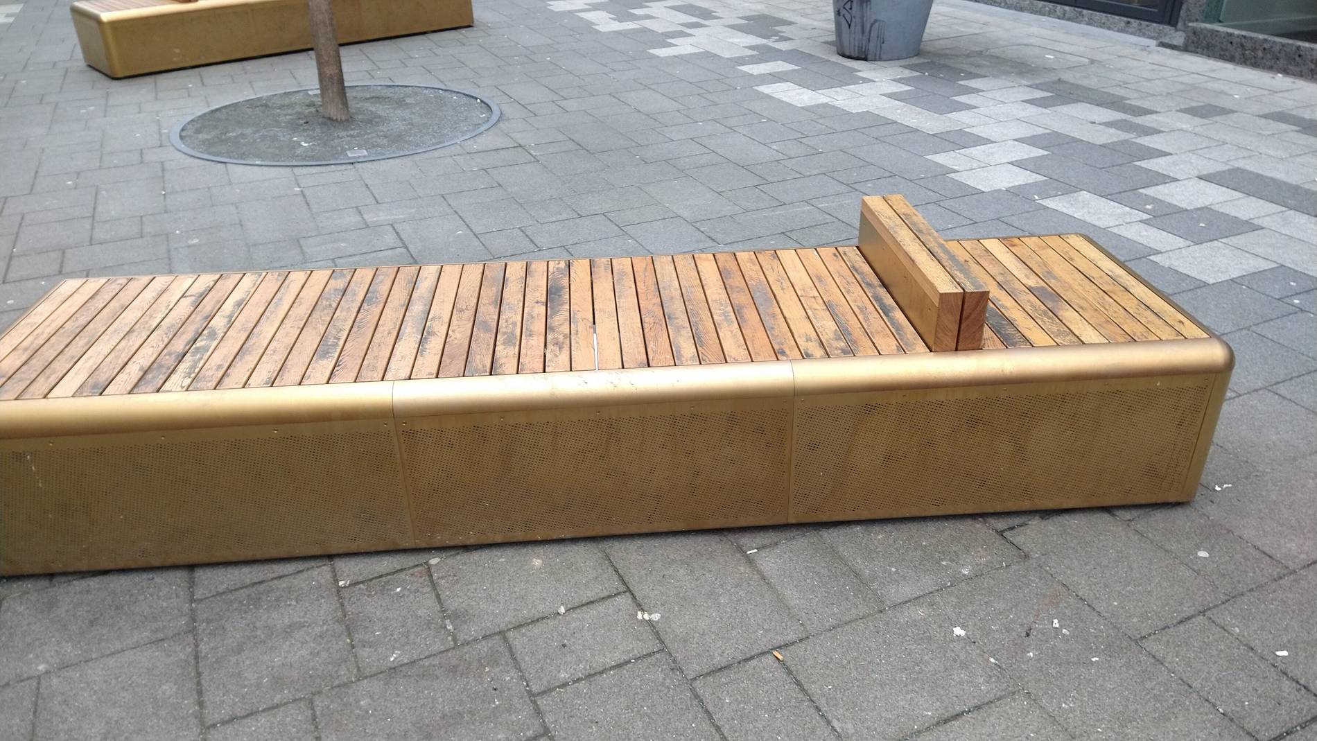 Wuppertal: Goldene Bänke in der Herzogstraße schon dreckig