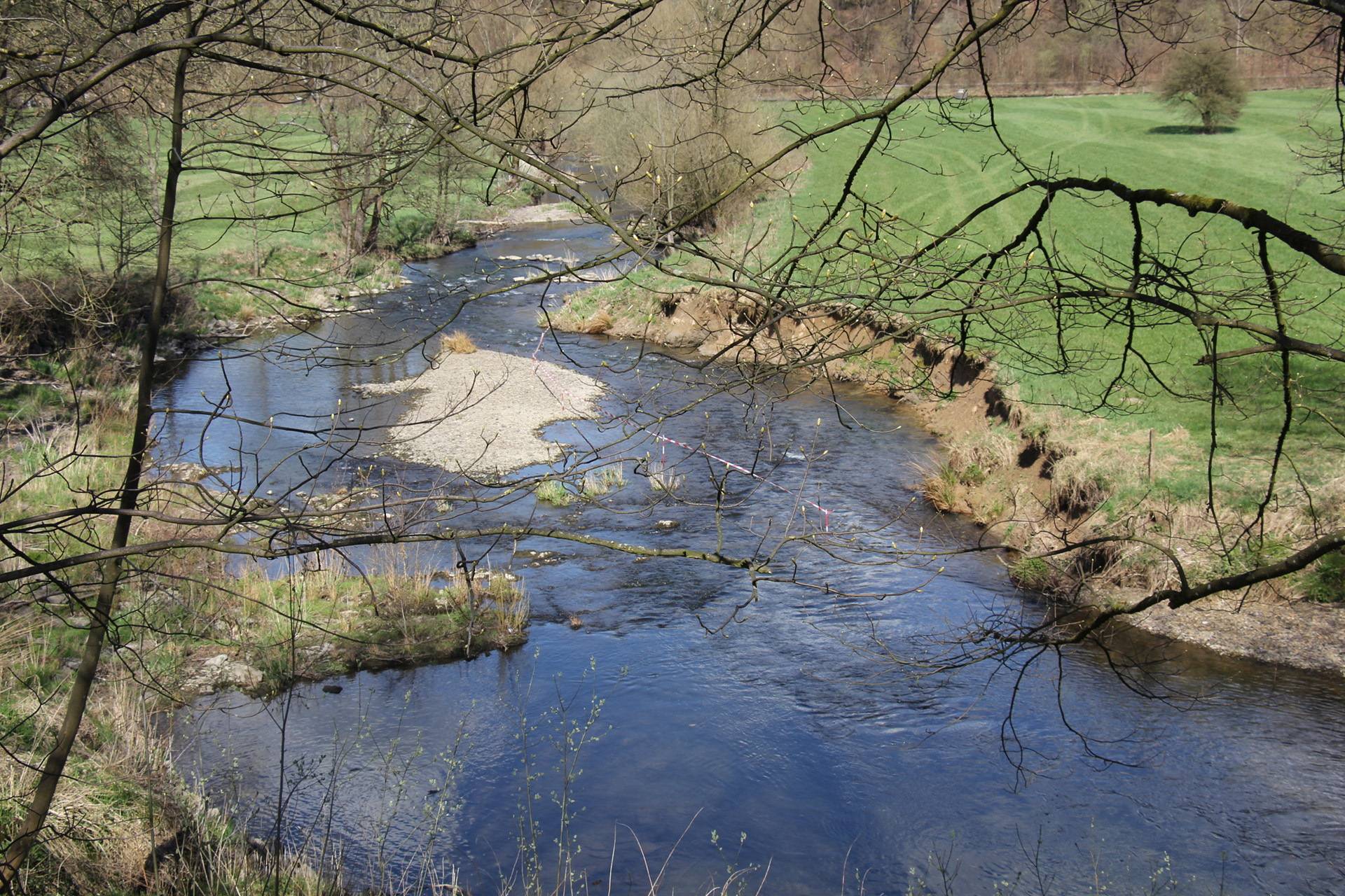 Naturnahe Fluss- und Auenstruktur an der oberen Wupper zwischen Wipperfürth und Hückeswagen.