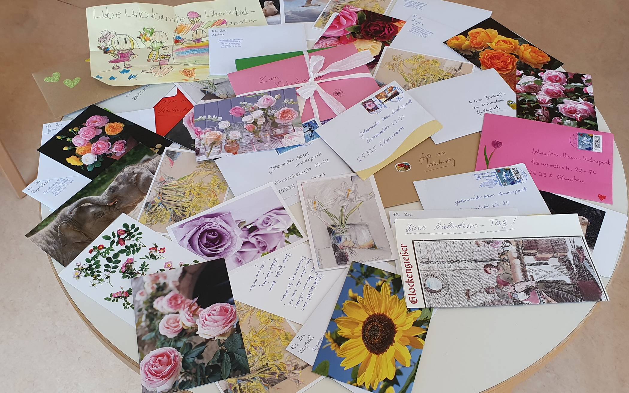 Karten, Briefe, Gedichte, Gebasteltes und Blumen