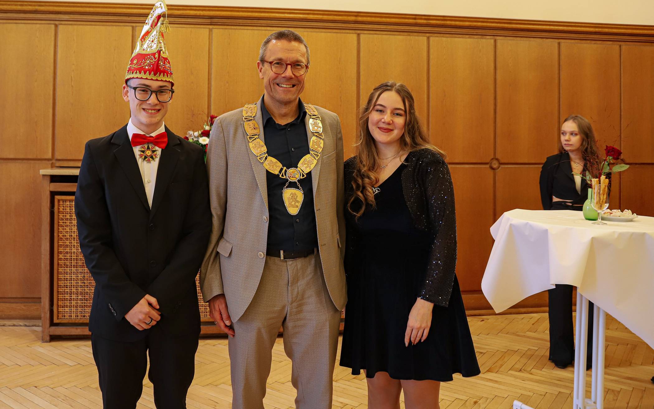 Wuppertals Oberbürgermeister Uwe Schneidewind mit dem  Jugendprinzenpaar Finn II. und Michelle II.