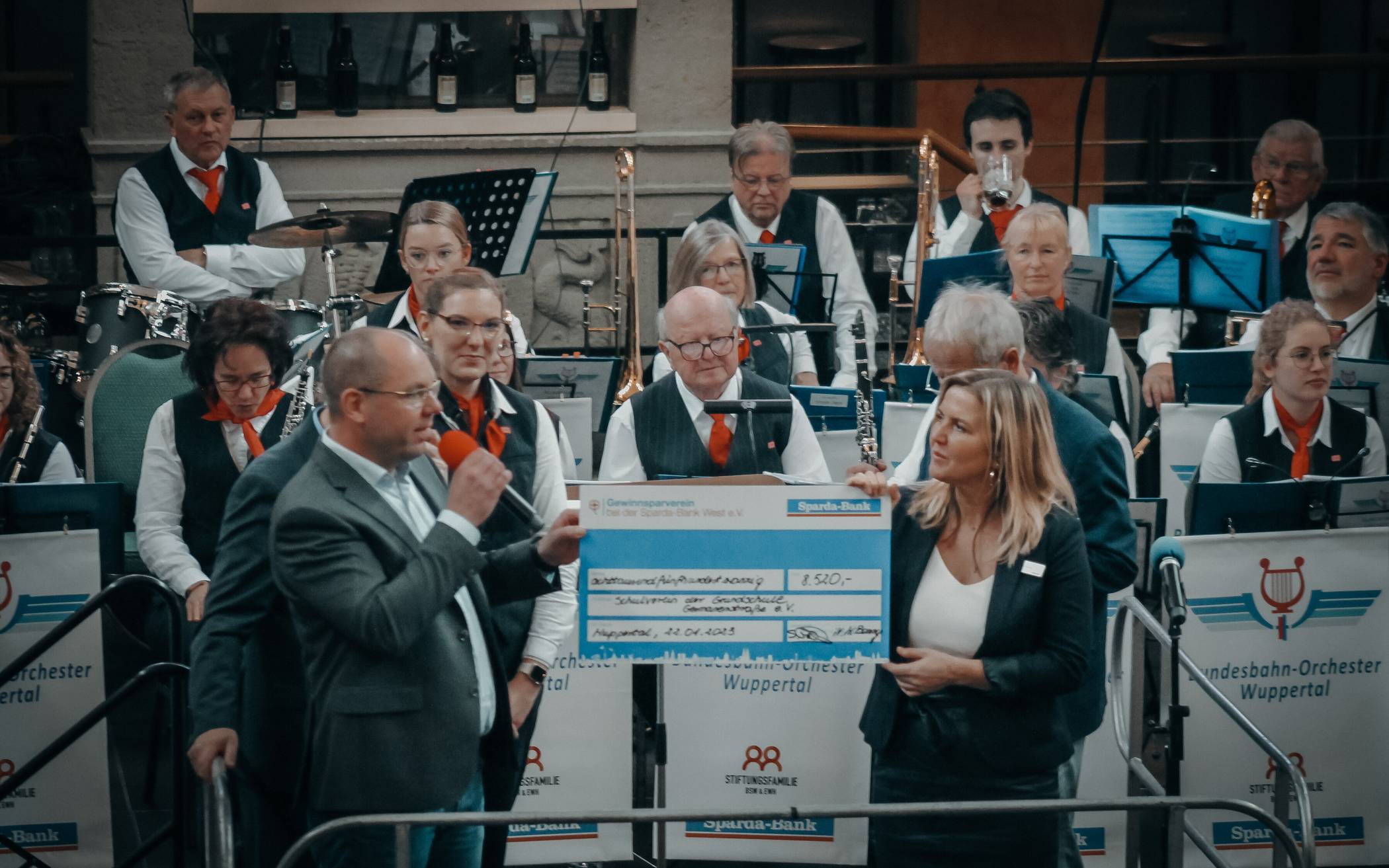 Sparda-Bank-Filialleiterin Wioletta Bonny (re.) überreichte den