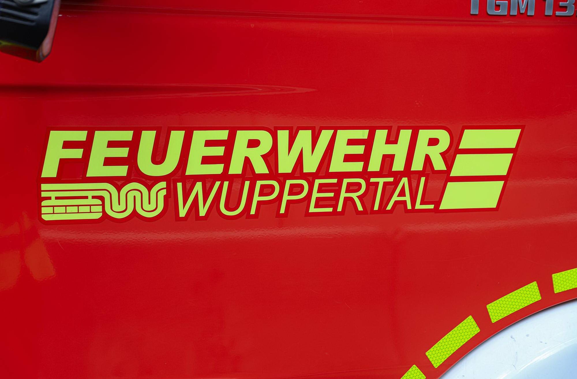 Wuppertaler Feuerwehr hilft bei Großbrand in Velbert