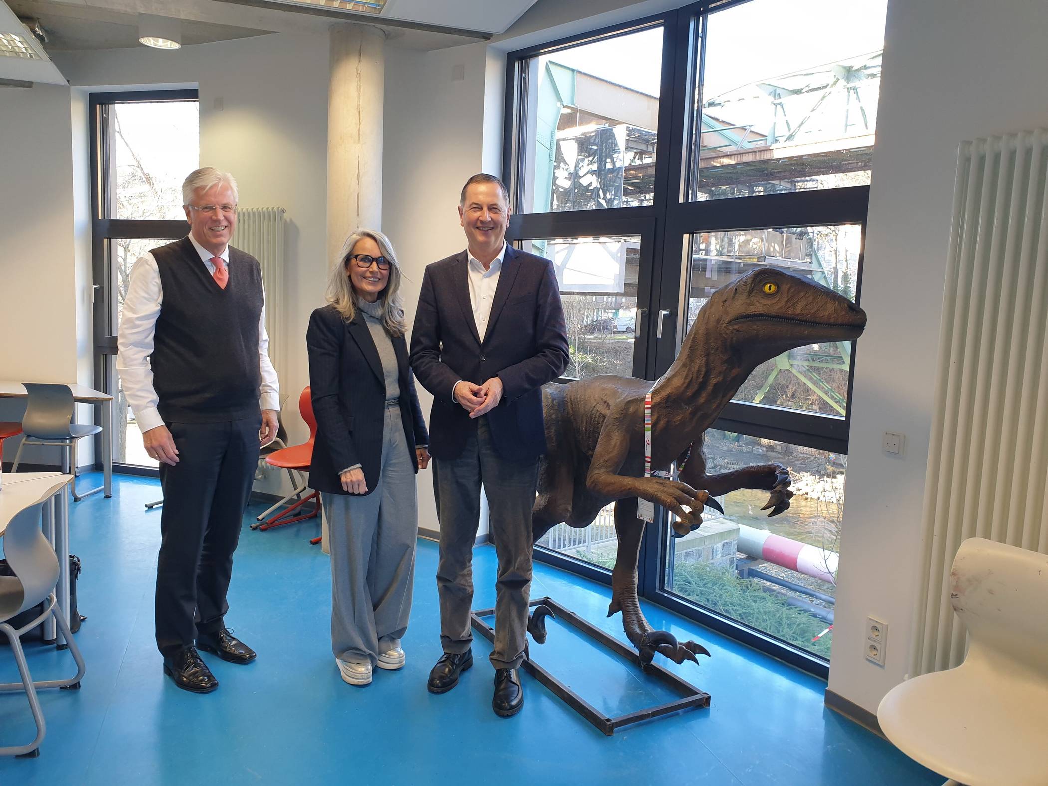 Das 2022er-Bilanz-Gespräch der Jackstädt-Stiftung fand in der Junior Uni statt: Michaela Steffen und Dr. Marc Kanzler (links) vom Stiftungsvorstand mit Ex-Oberbürgermeister Peter Jung, dem Vorsitzenden des Stiftungskuratoriums "Kultur und Soziales in Wuppertal".