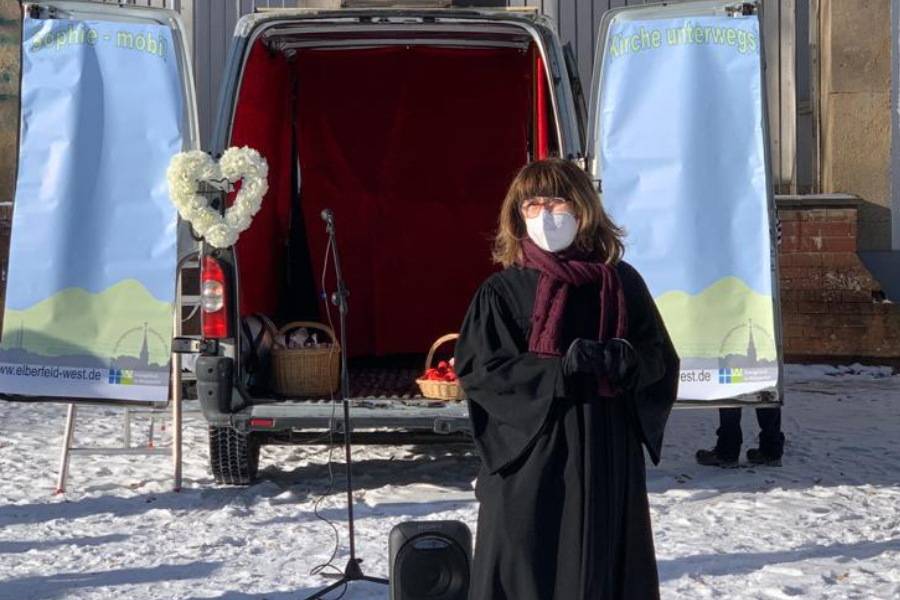  Unterwegs mit Herz und Maske: Isabell Berner-Paul beim Valentinsgottesdienst 2021. 