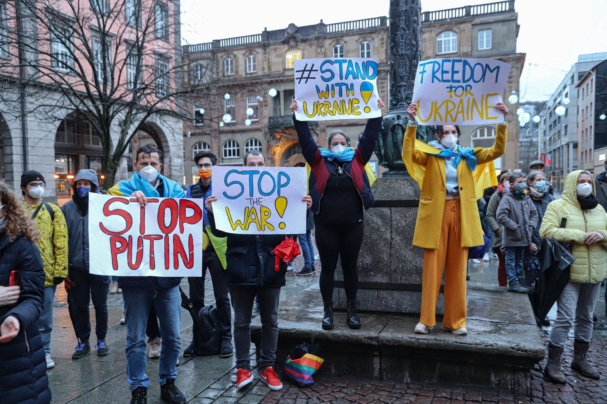  Kundgebung im Februar 2022 auf dem Johannes-Rau-Platz vor dem Wuppertaler Rathaus. 