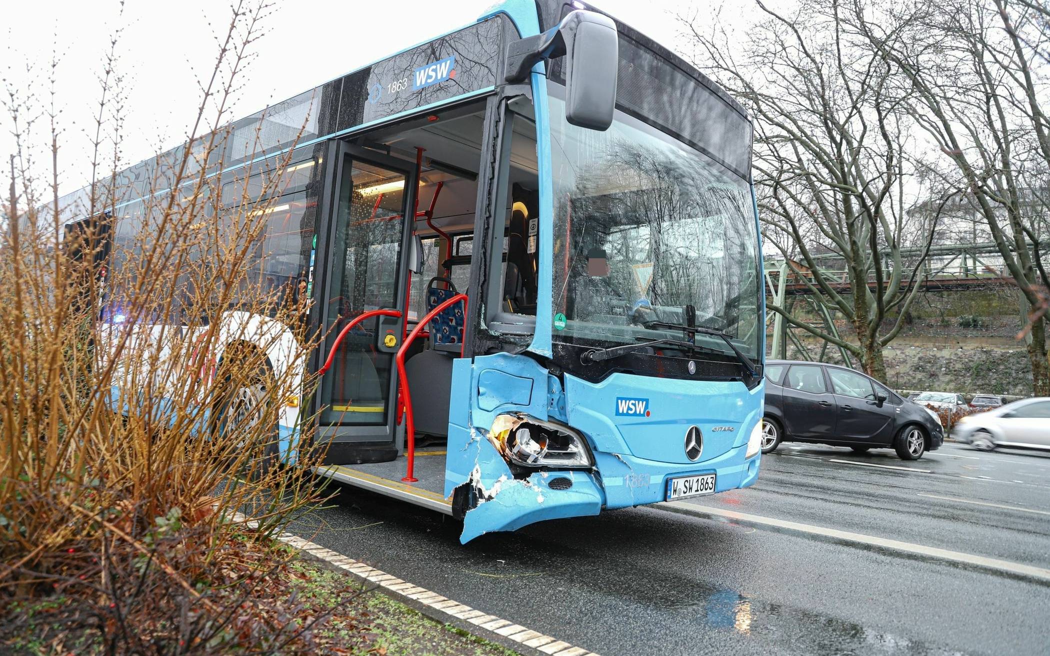 Golf prallt in Wuppertal-Elberfeld beim Abbiegen gegen Bus​