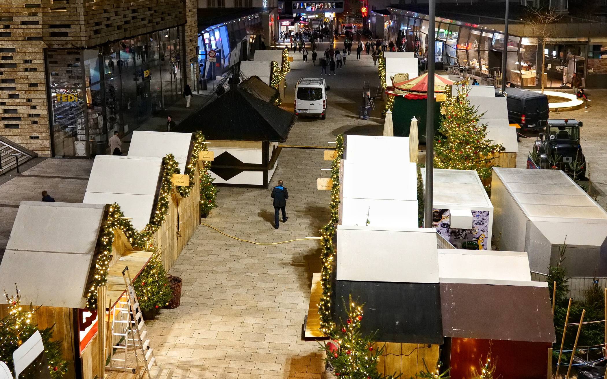 In Elberfeld war der Weihnachtsmarkt 2022 (hier am Döppersberg) reichlich überschaubar.