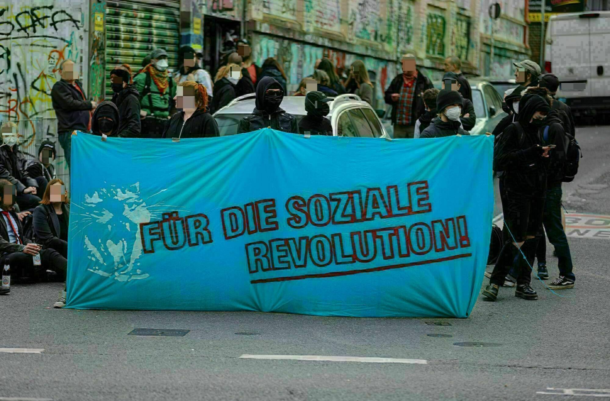  Kundgebung vor dem Autonomen Zentrum am 1. Mai 2022. 