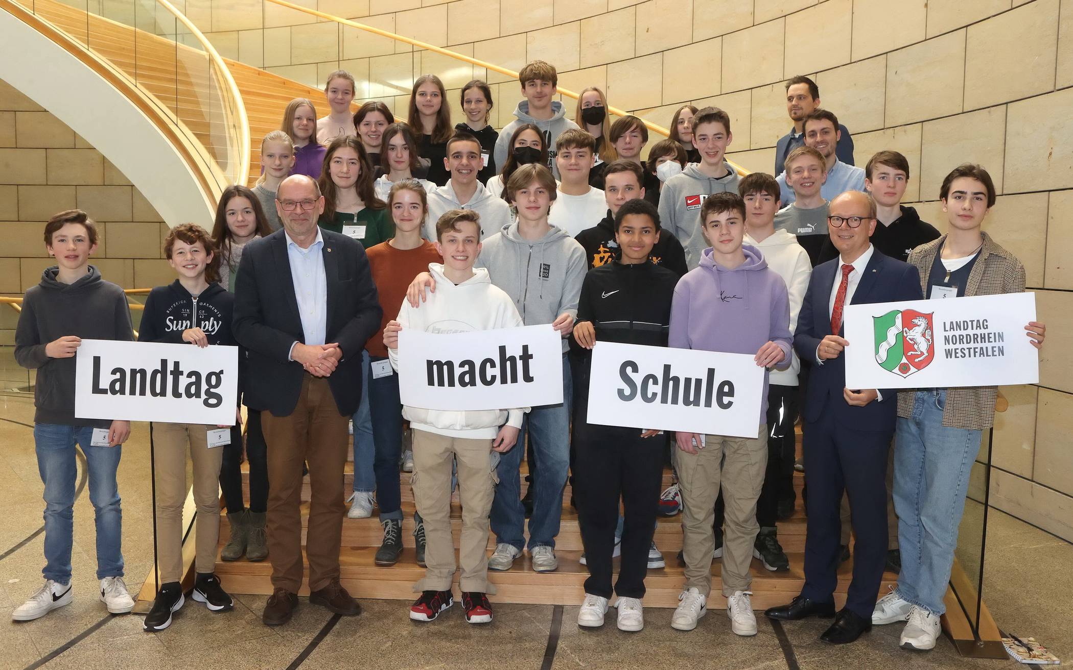Die Schülerinnen und Schüler des CFG im Landtag.