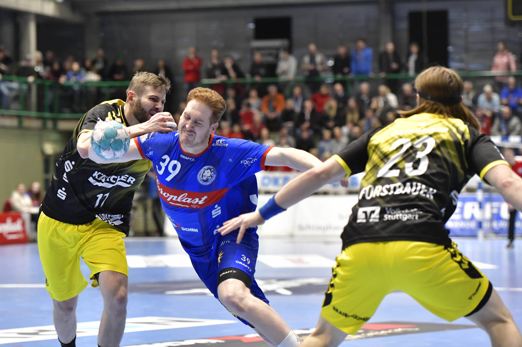  Nationalspieler Lukas Stutzke setzt sich kraftvoll durch. 