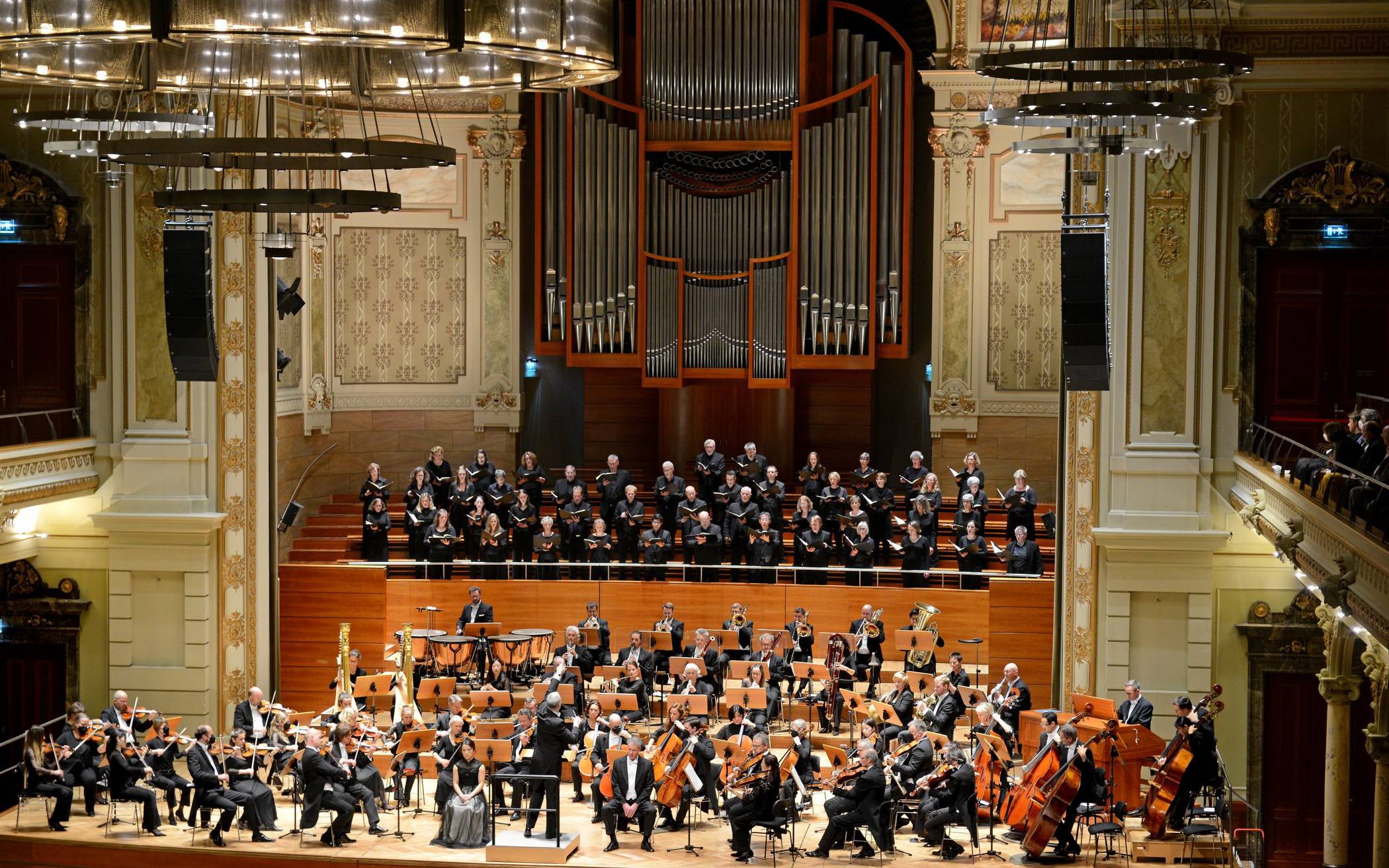  Beim Brahms-Requiem im Großen Saal der Stadthalle konnte der Konzertchor Wuppertal im Oktober 2022 zusammen mit dem Sinfonieorchester sowie den Solisten Ina Yoshikawa und Thomas Laske gut 800 Gäste begeistern.  