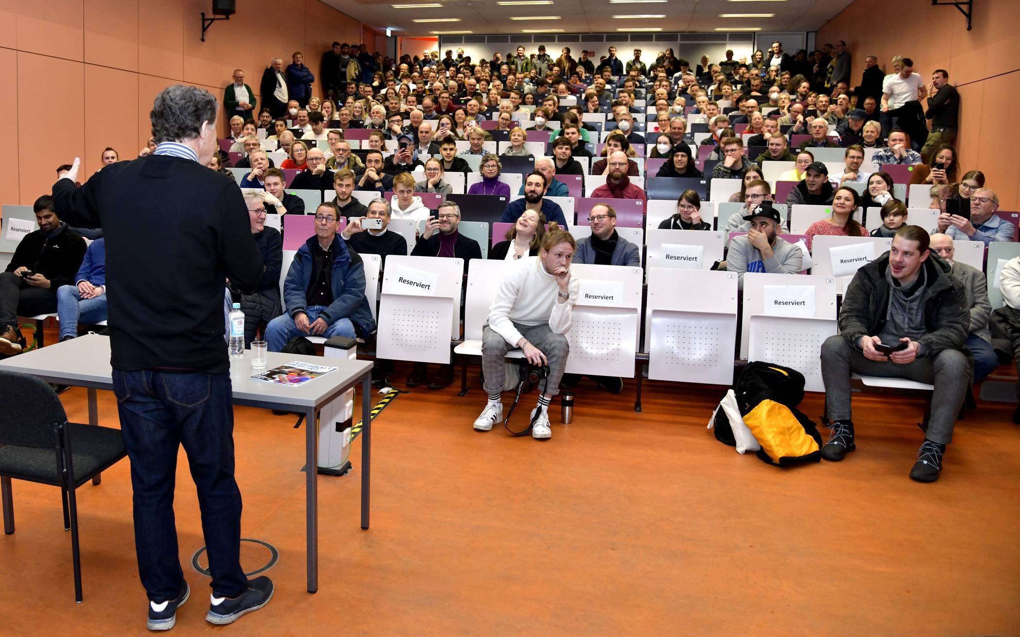 Vorlesung von Ex-Fußballtrainer Otto Rehhagel in einem Hörsal der Bergische Uni.