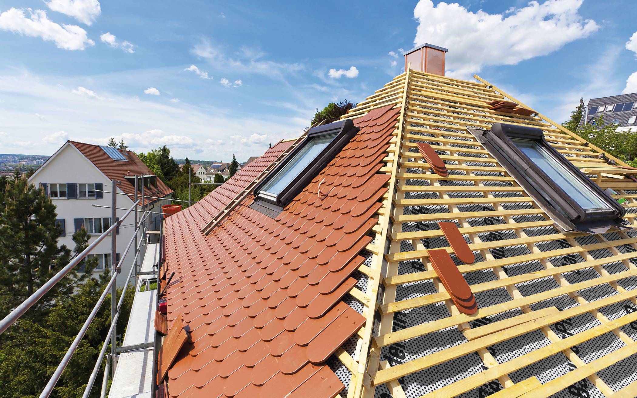  Eine Sanierung und Dämmung alter Dächer lohnt sich gleich mehrfach - für die Umwelt ebenso wie für die eigene Haushaltskasse. 