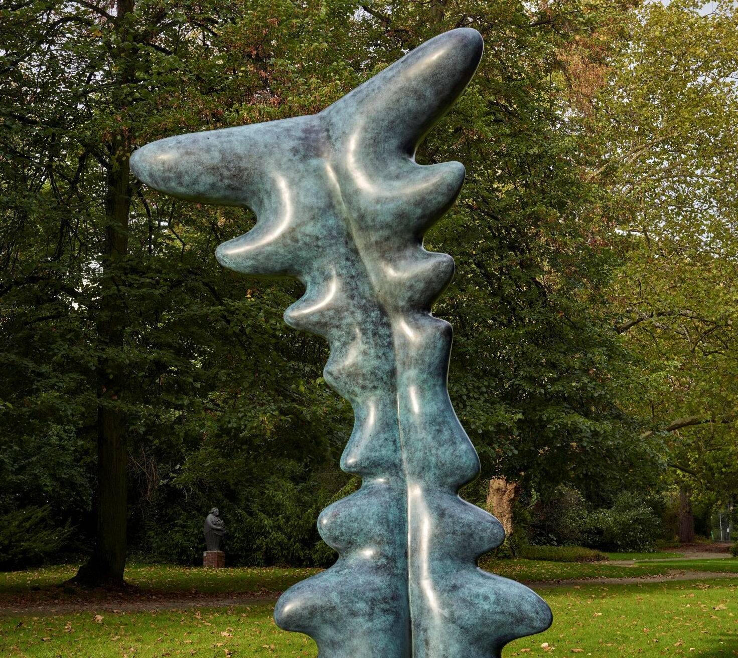 Die Skulptur „upside down“ der Bildhauerin Jaana Caspary aus dem Jahr 2022 im Skulpturenpark Waldfrieden.