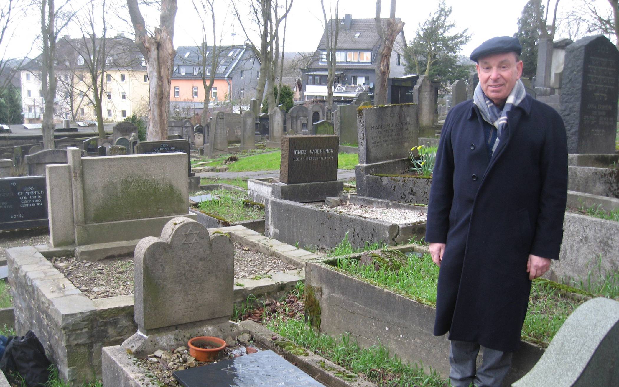 Dr. Stephen Lawson aus England, Neffe von Oswald Laufer, am Grab seines Onkels.  