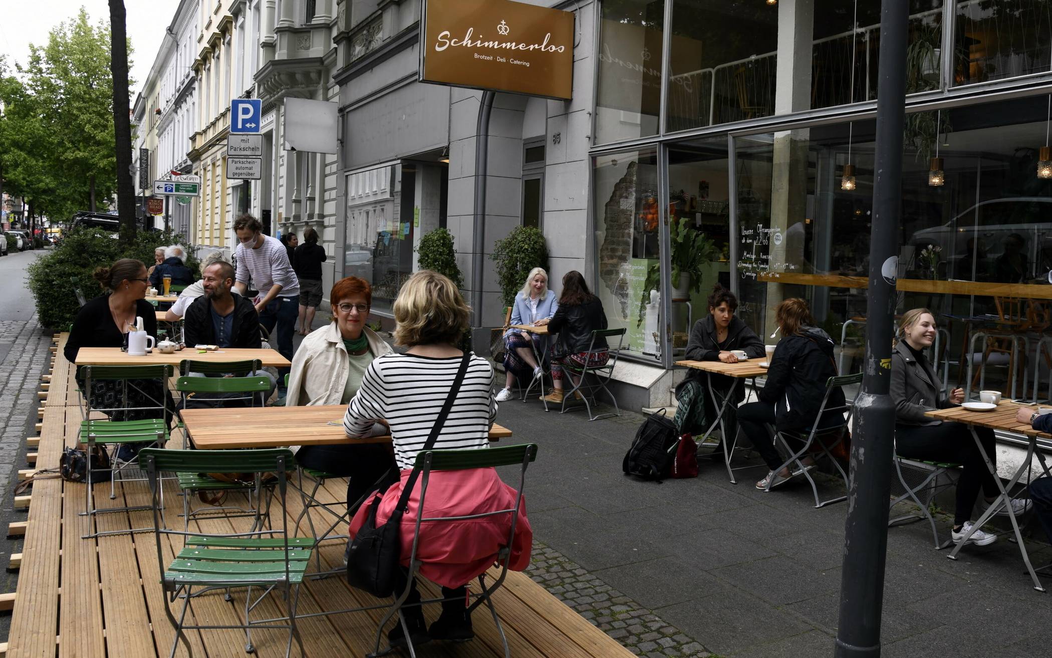 Im Café Schimmerlos an der Friedrich-Ebert-Straße freut man sich über zusätzliche Außenplätze auf dem Parkstreifen. Die nötige Abtrennung zur Straße folgt in Kürze.