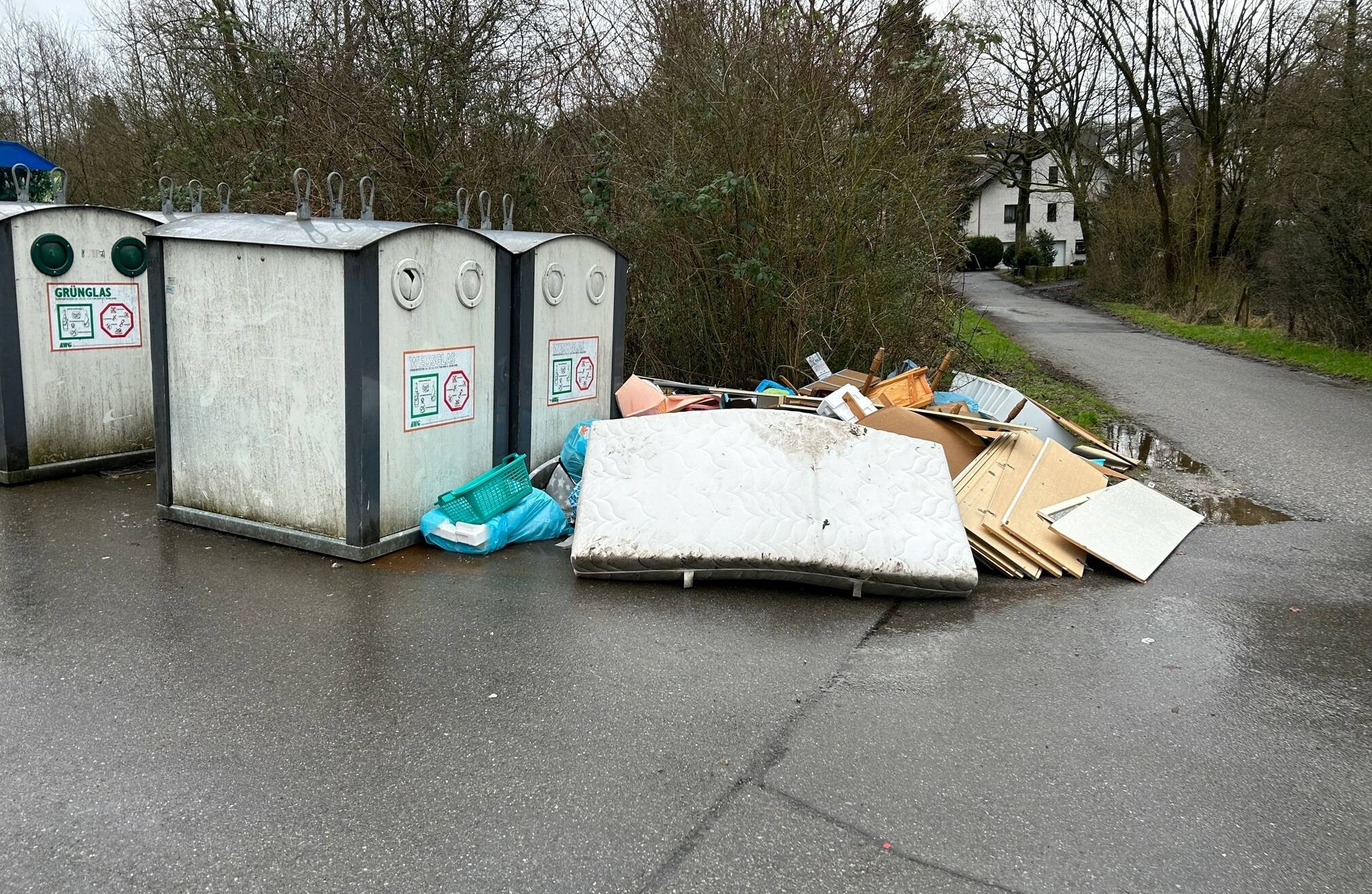  Die Müllabfuhr streikte, aber der Sperrmüll auf dem Dönberg wurde trotzdem "entsorgt". Allerdings illegal.  