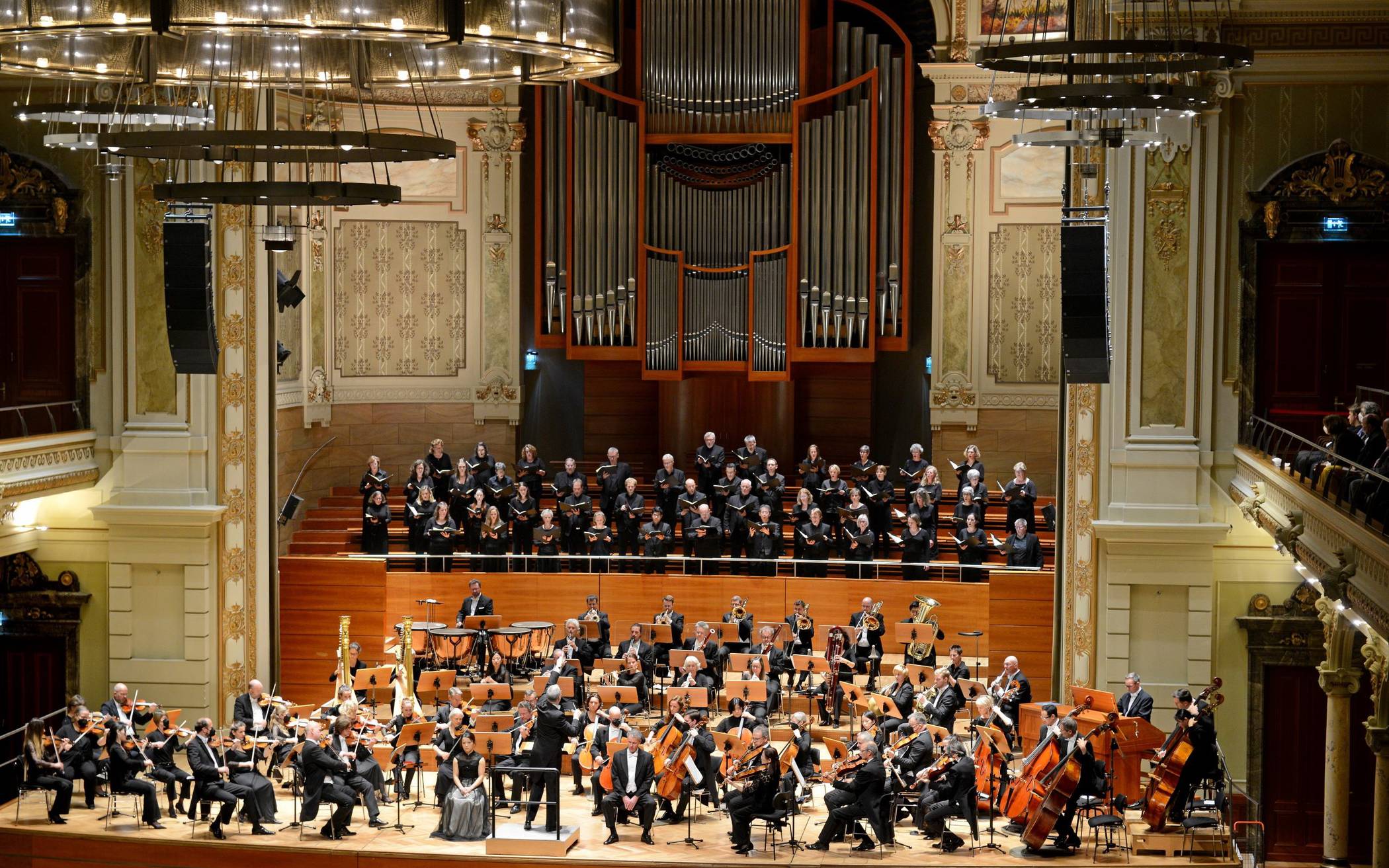  Das Sinfonieorchester im Großen Saal der Stadthalle. 
