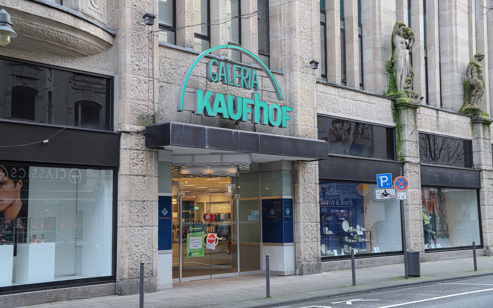 Der Kaufhof-Eingang der Neumarktstraße.