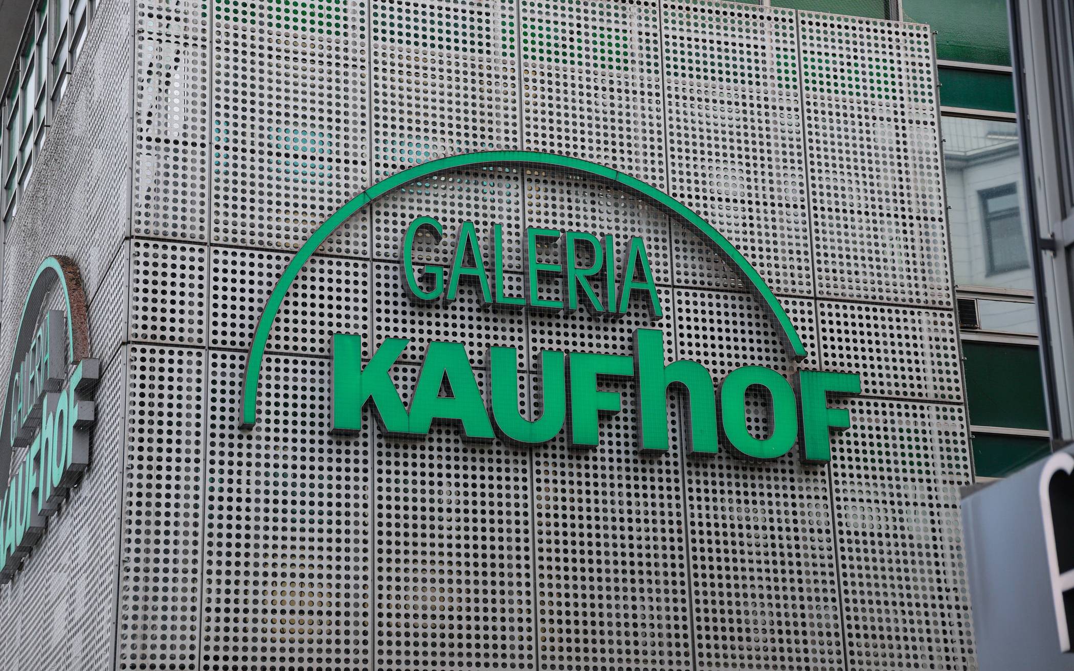  Das Galeria-Logo an der Fassade in Elberfeld. 