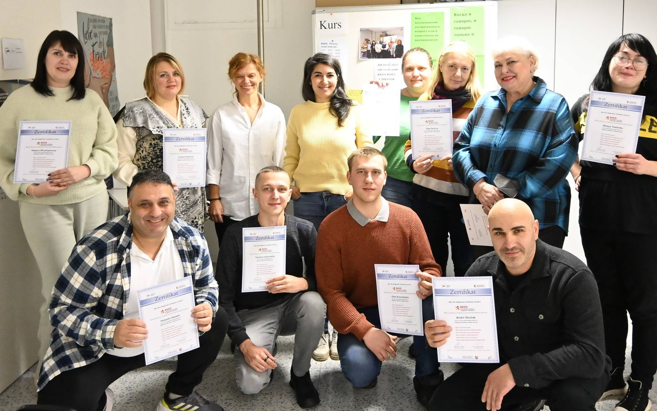 Die Teilnehmerinnen und Teilnehmer mit ihren