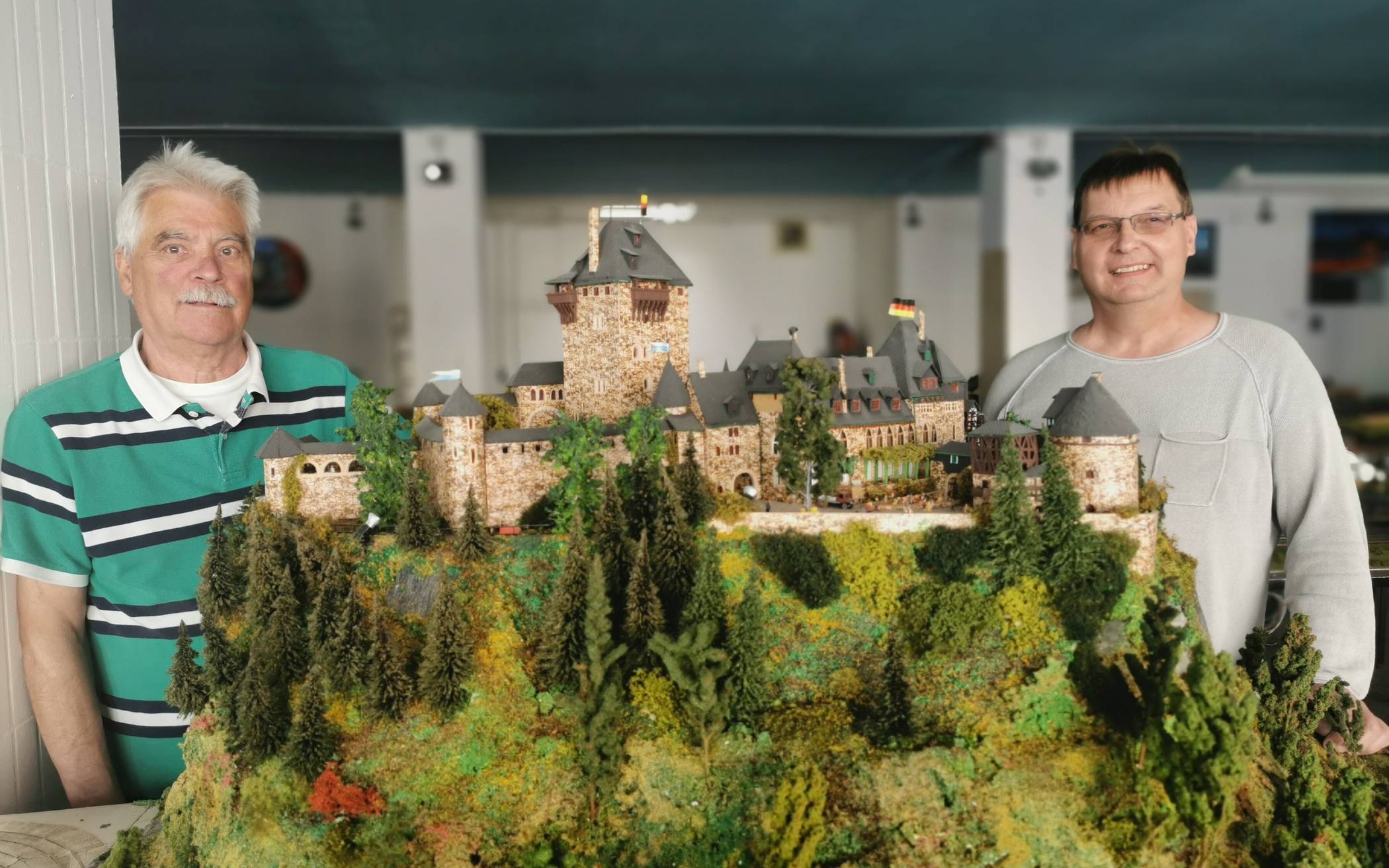  Peter van Putten (li.) und Stephan Volter von der Wuppertal-Achse vor dem Modell von Schloss Burg. 