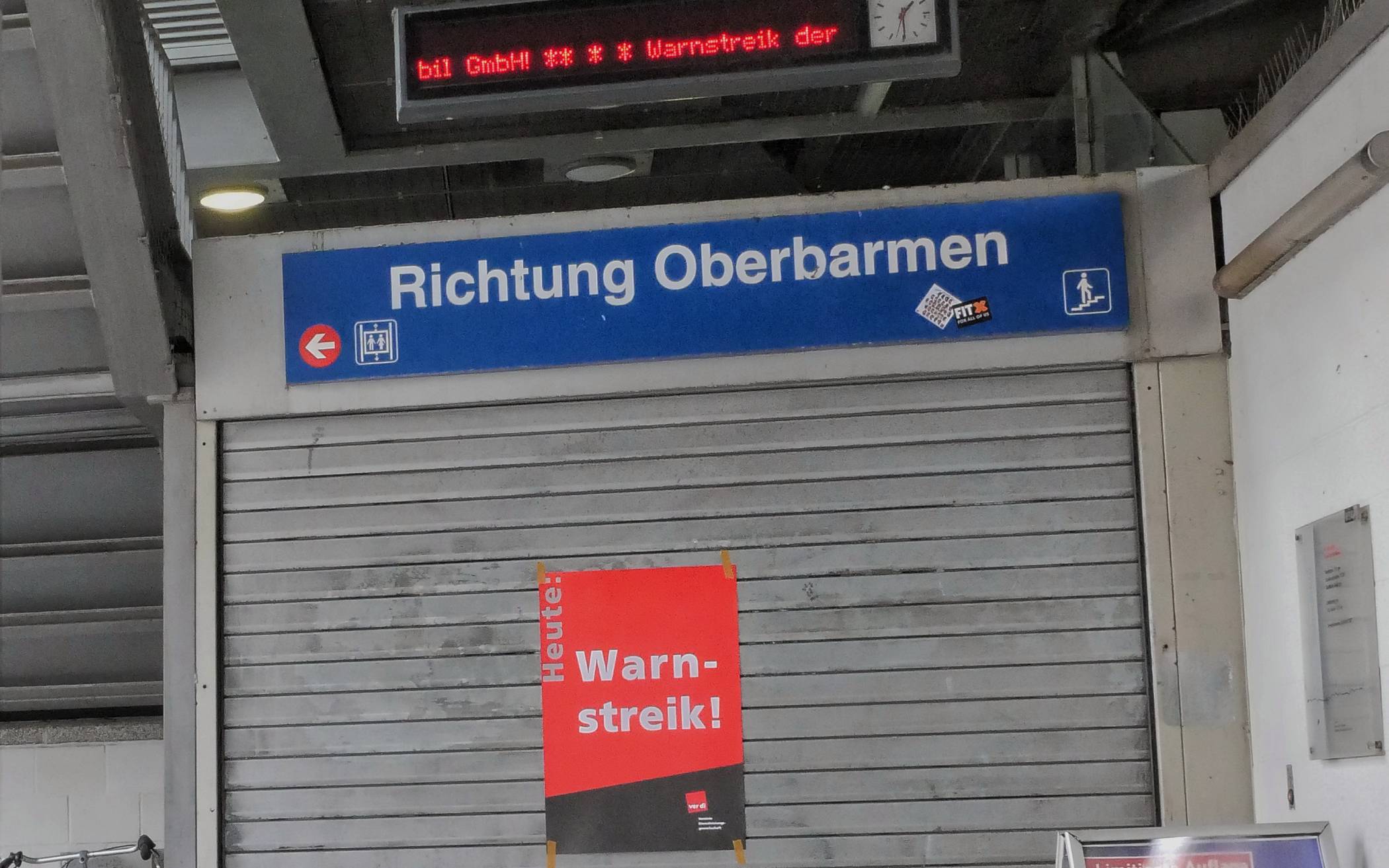 Die Schwebebahnstationen bleiben am Montag geschlossen.