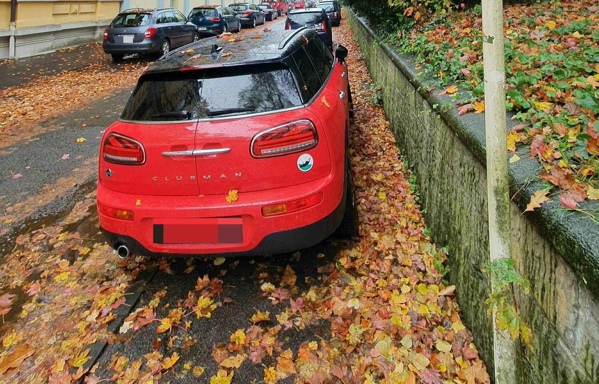 So wie hier in der Ottostraße ist der Parkraum an vielen Stellen in der Stadt knapp.