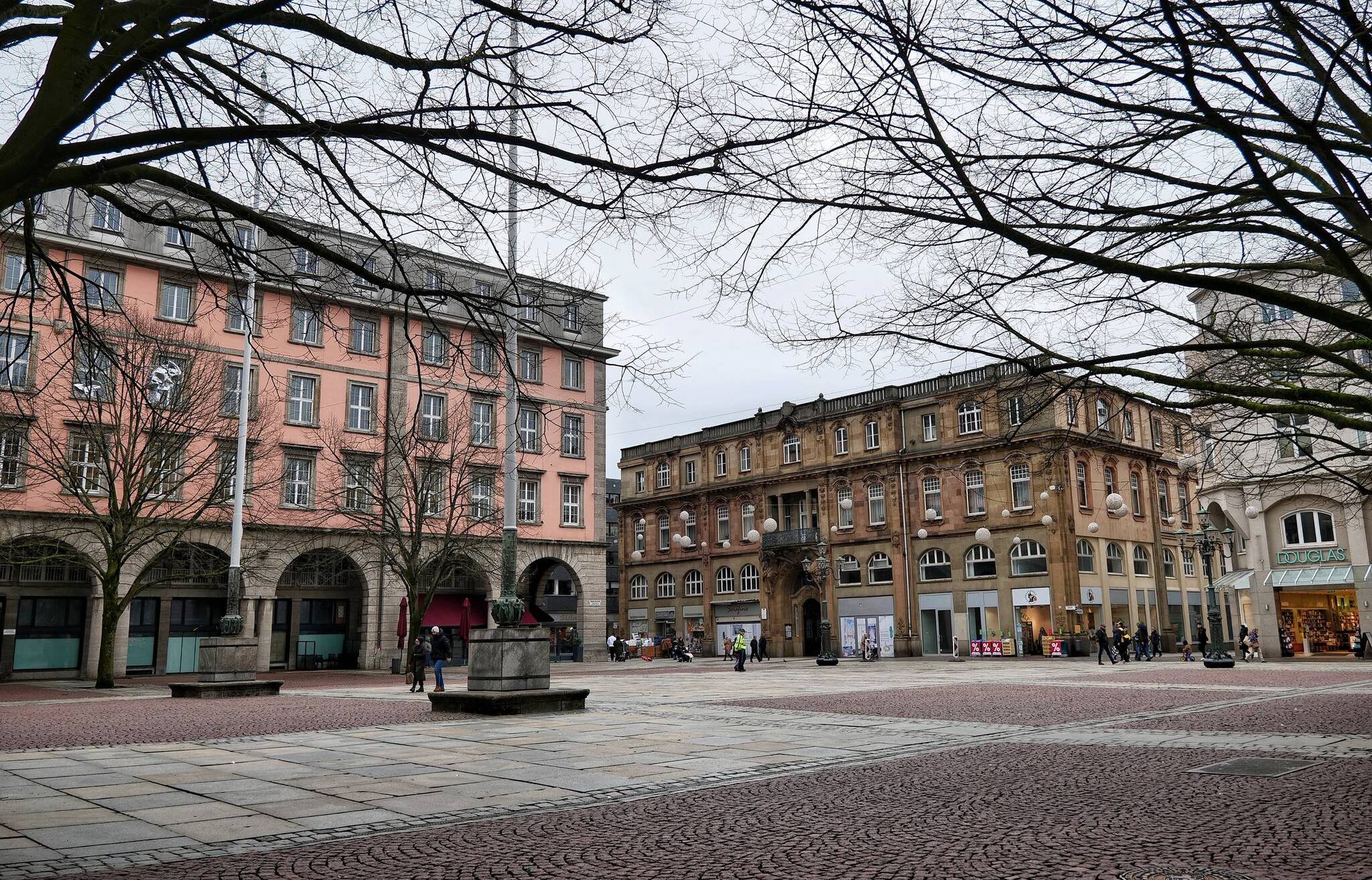 Die Wuppertaler Else-Lasker-Schüler-Gesellschaft setzt sich seit 1995 dafür ein, dass auf dem Johannes-Rau-Platz in Barmen eine Bronzeplatte zur Erinnerung an die nationalsozialistische Bücherverbrennung vom 1. April 1933 installiert wird.