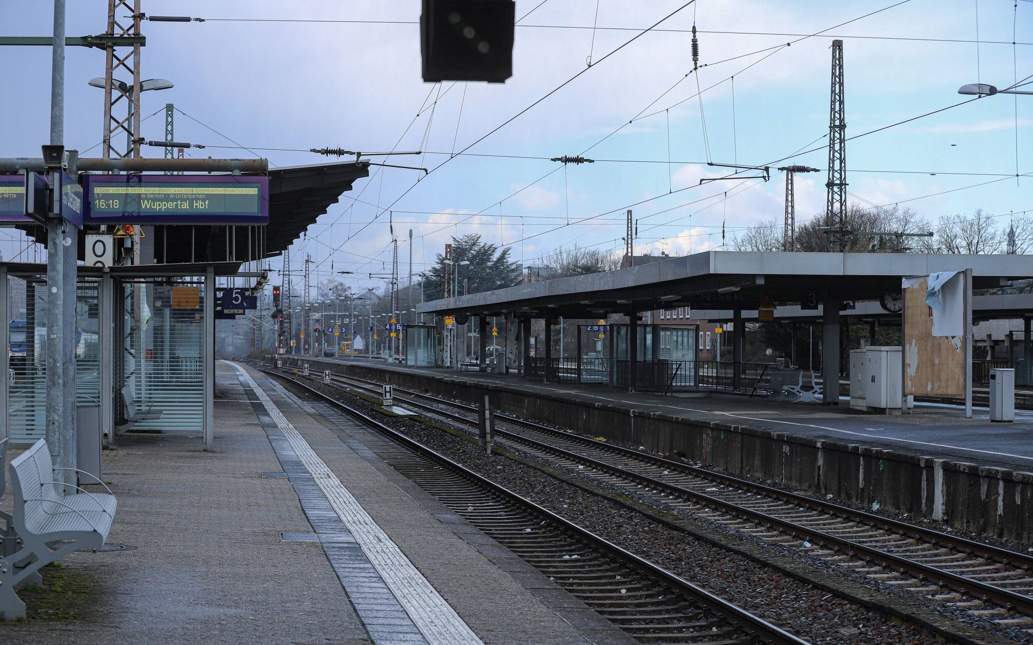 Leere Gleise am Bahnhof Oberbarmen.