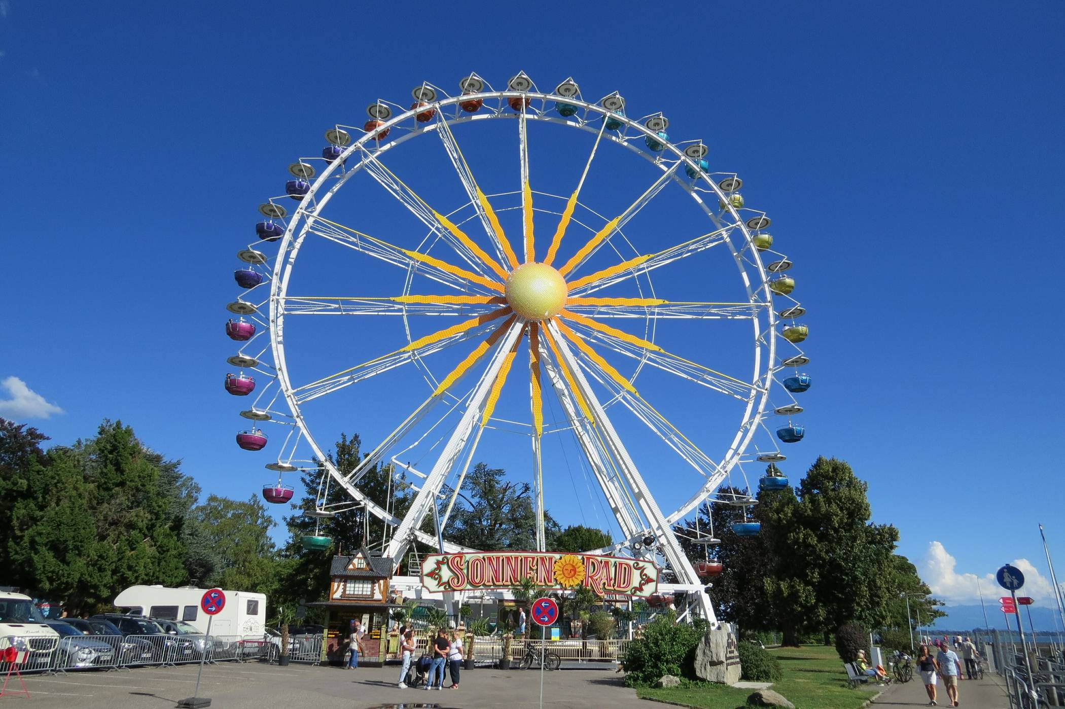  Das Sonnenrad ist mit seinem 45 Metern die größe Attraktion der Osterkirmes. 
