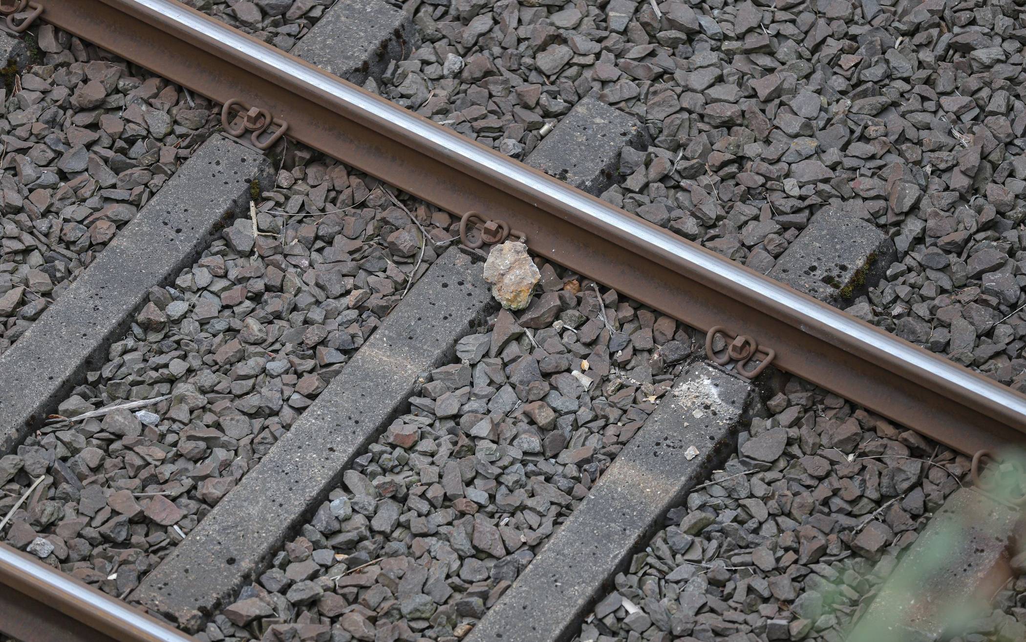 Stein auf S-Bahn in Wuppertal geworfen​