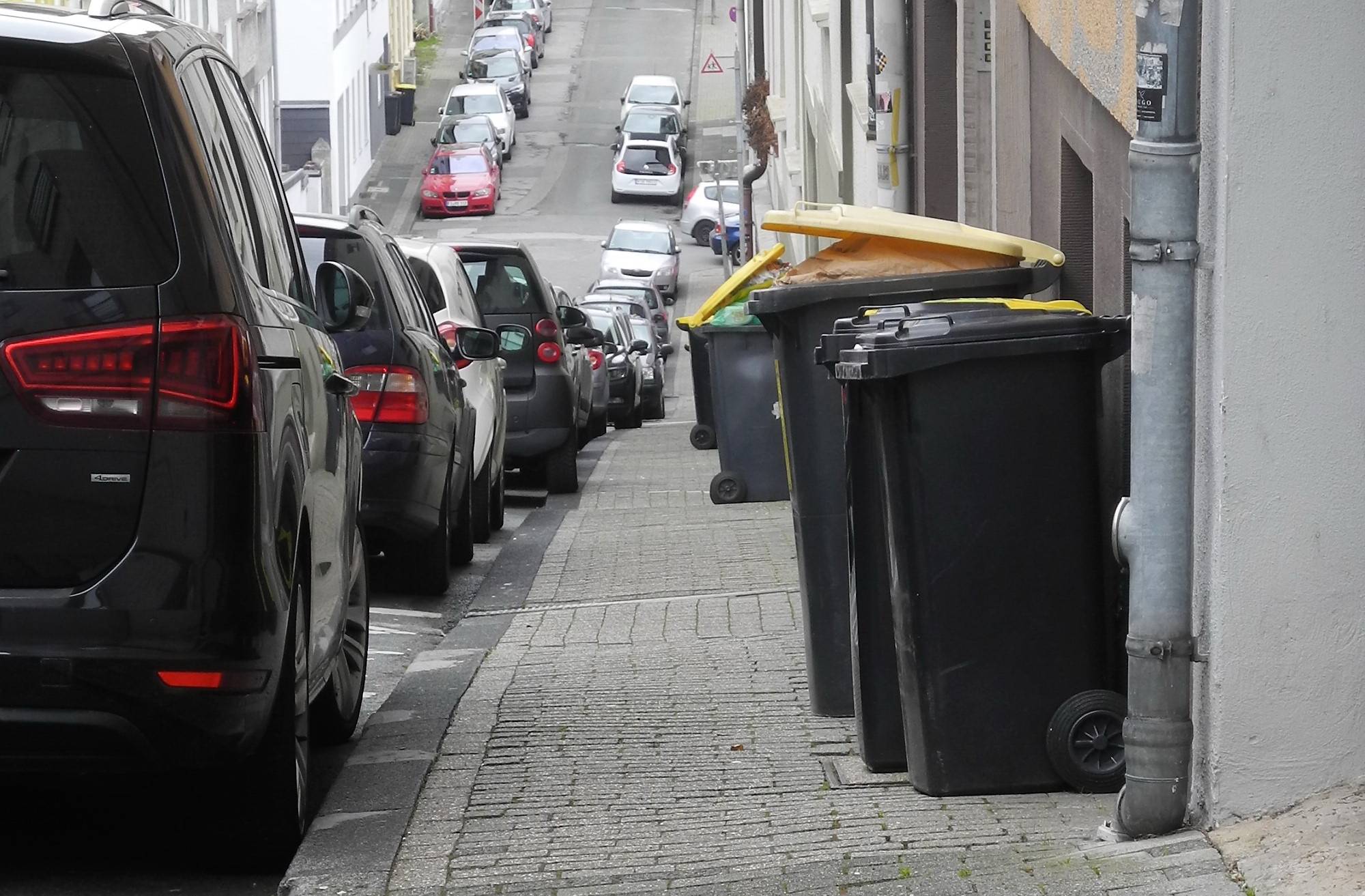 Mülleimer auf dem Bürgersteig in der Bandstraße in der Elberfelder Nordstadt.