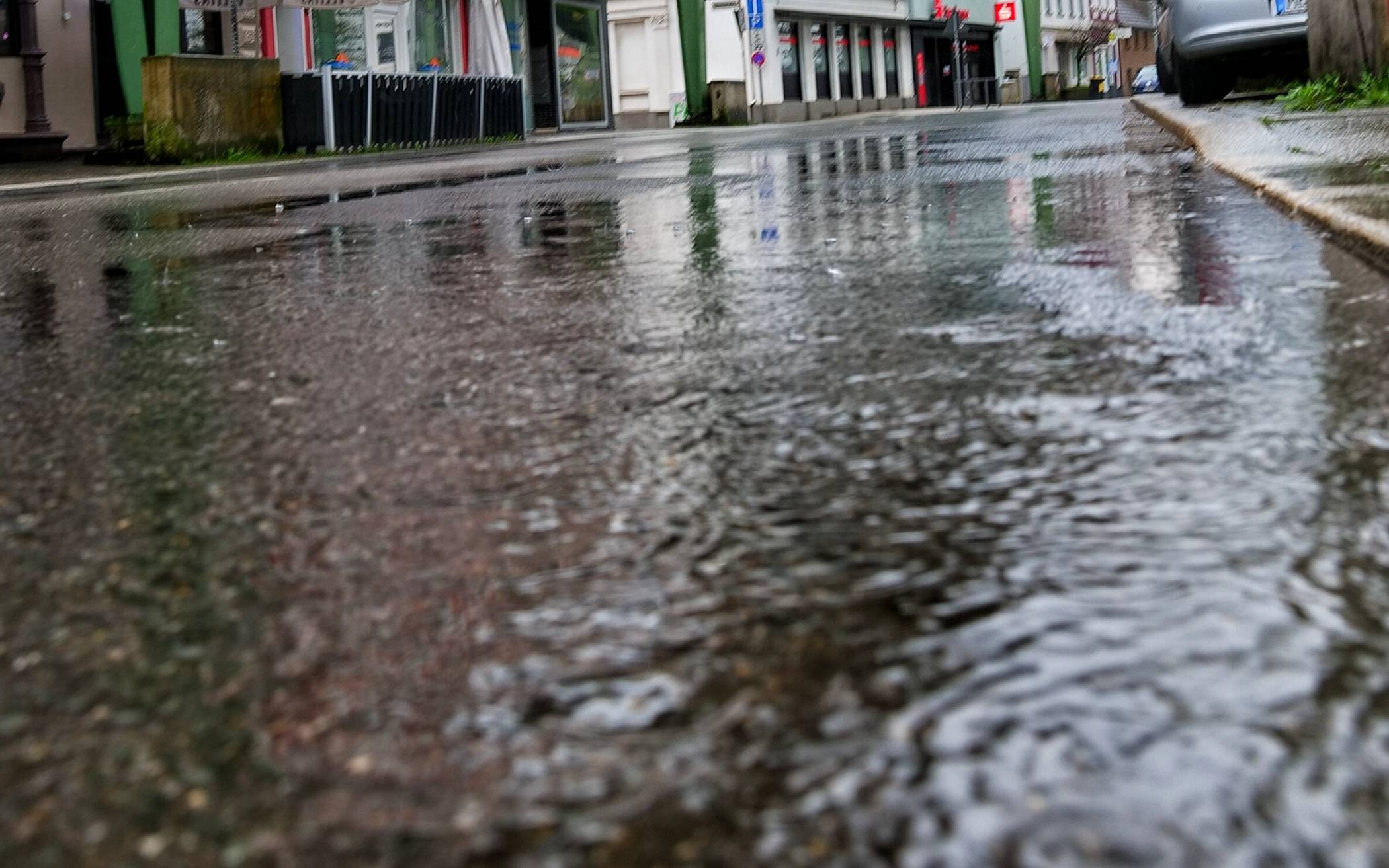  Der Regen übernimmt die Straßen auch in Vohwinkel. 