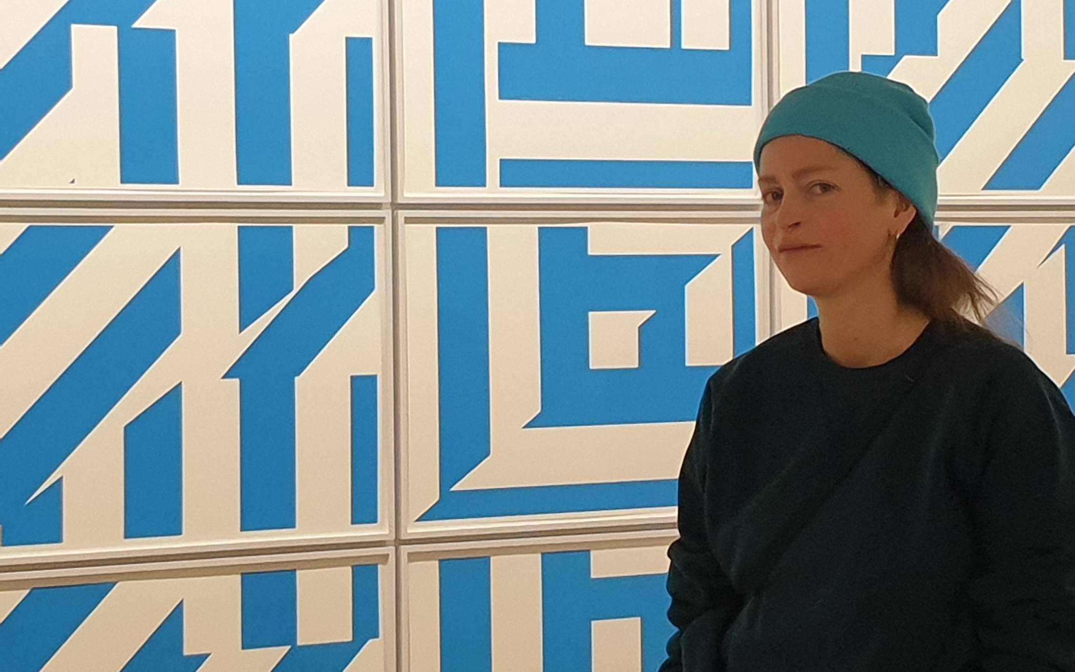  Die 1978 geborene Leipzigerin Franziska Holstein vor Ausschnitten ihres umfangreichen, dreiteiligen Werkzyklus „ohne Titel (HDV)“, der einen ganzen Raum im Von der Heydt-Museum prägt. 