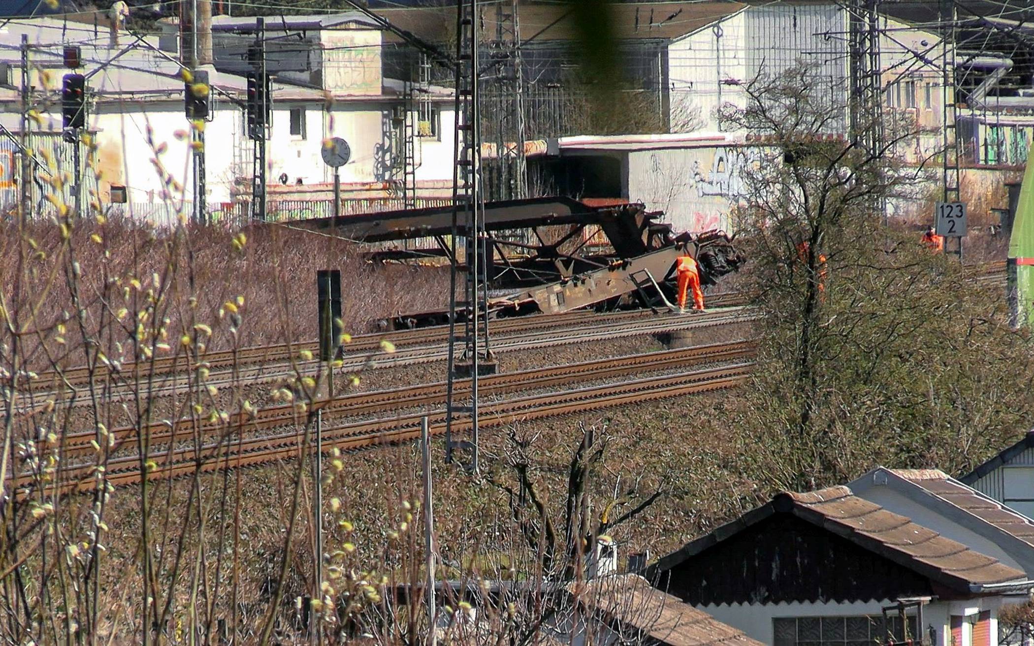 Mit Video: Güterwaggon entgleist – Wupperschiene gesperrt