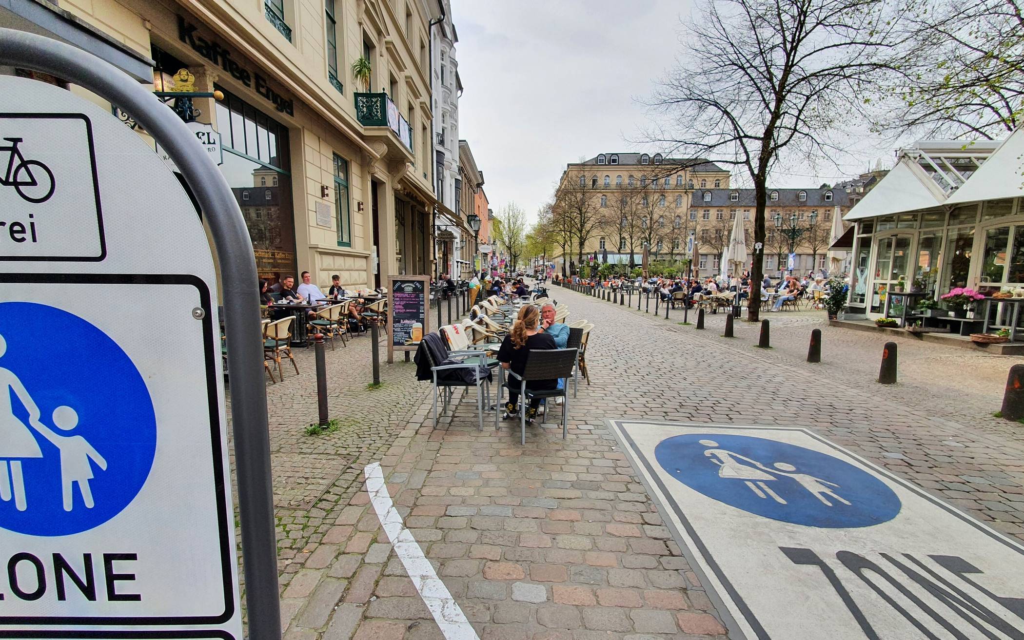 Die Poller auf der linken Seite