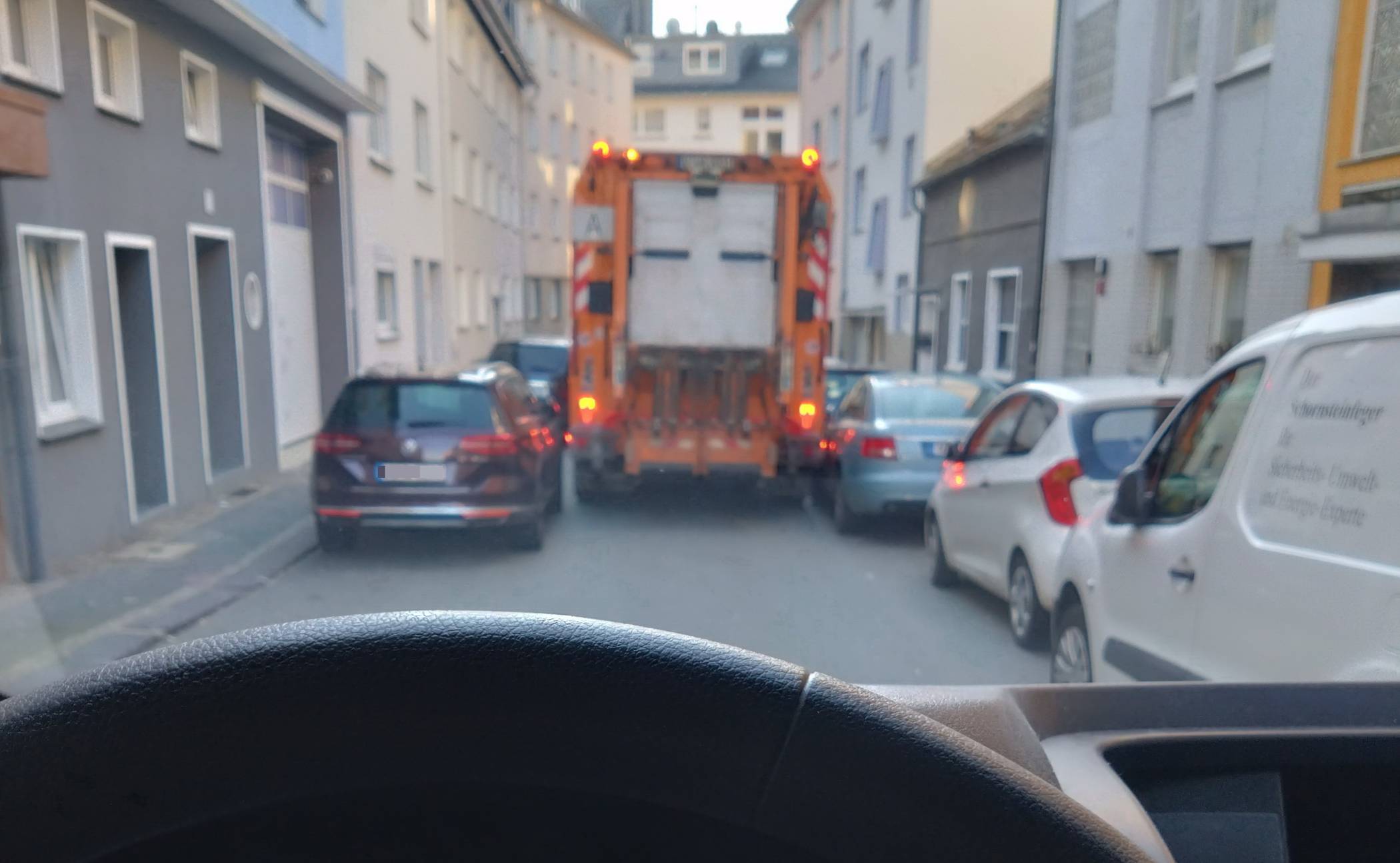  Die durch parkende Autos sehr verengte Malzstraße in der Elberfelder Südstadt.  
