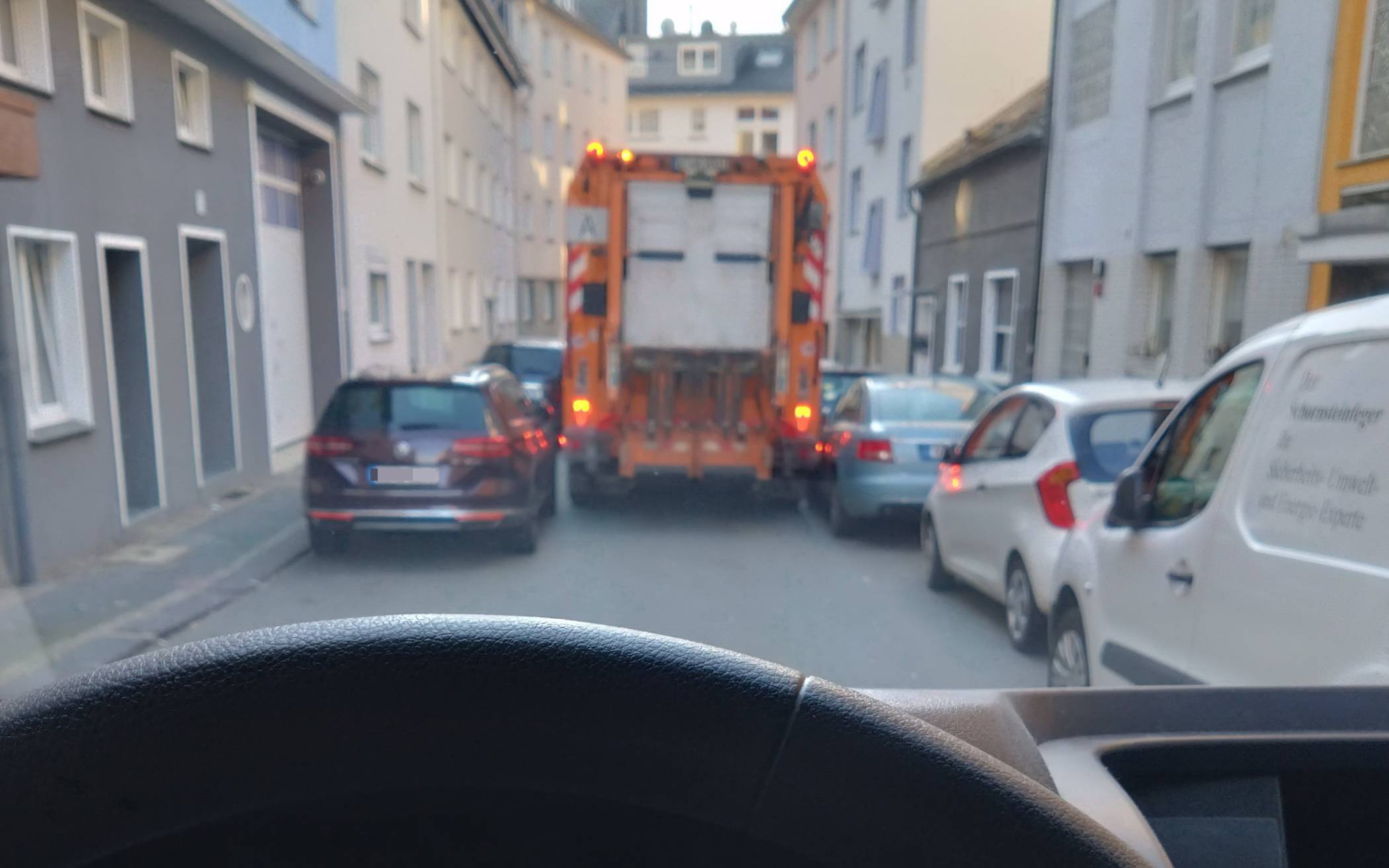  Die durch parkende Autos sehr verengte Malzstraße in der Elberfelder Südstadt.  