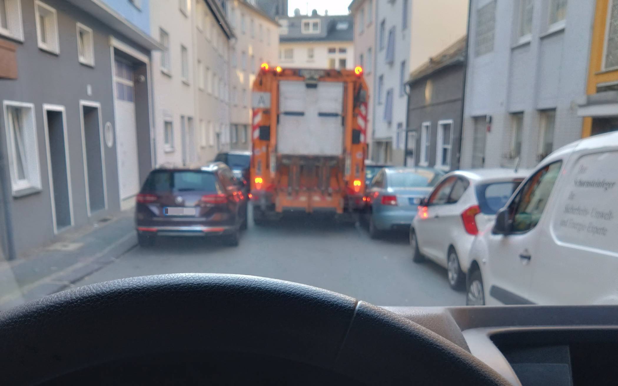 Die durch parkende Autos sehr verengte