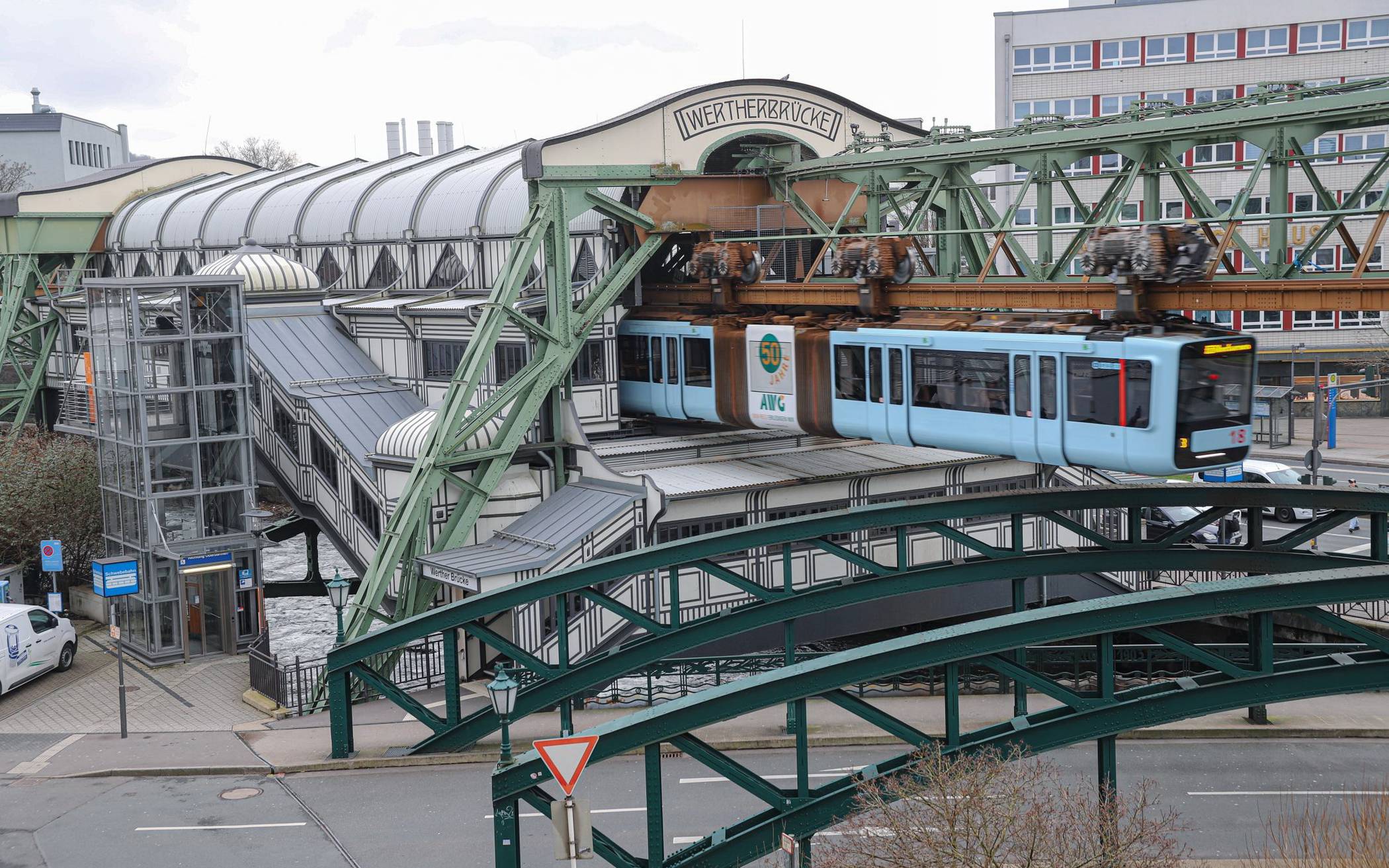  Die Schwebebahn an der Station Werther Brücke. 