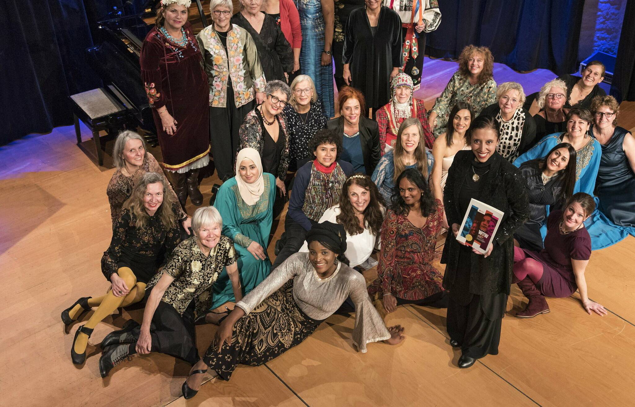 Hayat Chaoui (stehend, rechts unten) und die Sängerinnen ihres internationalen Frauenchores „WoW – Women of Wuppertal / Women Of Our World“.  